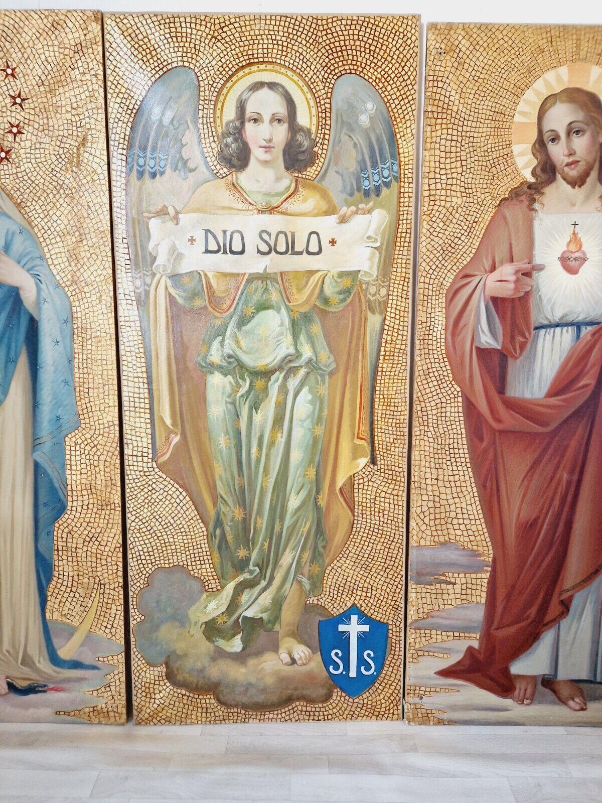 Français Énorme triptyque antique de peintures à l'huile religieuses en vente