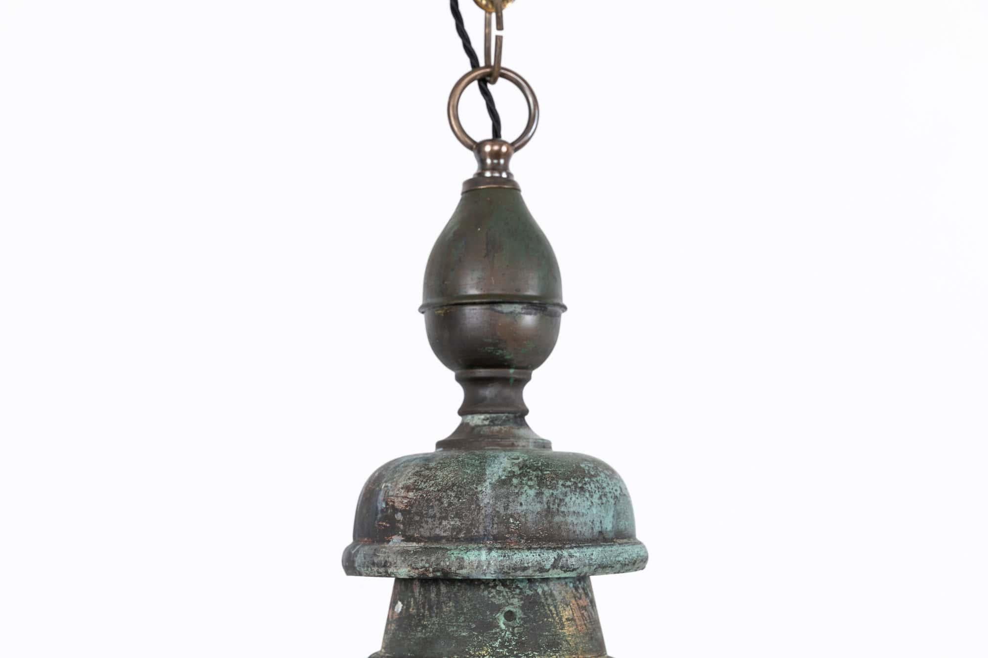 Gran farol de cobre con verdín natural fabricado en Inglaterra. c.1880

Data de finales del siglo XIX, con un color verdigris que sólo el tiempo puede producir. Pequeña y discreta adaptación que permite colgar la linterna del techo. Reflector