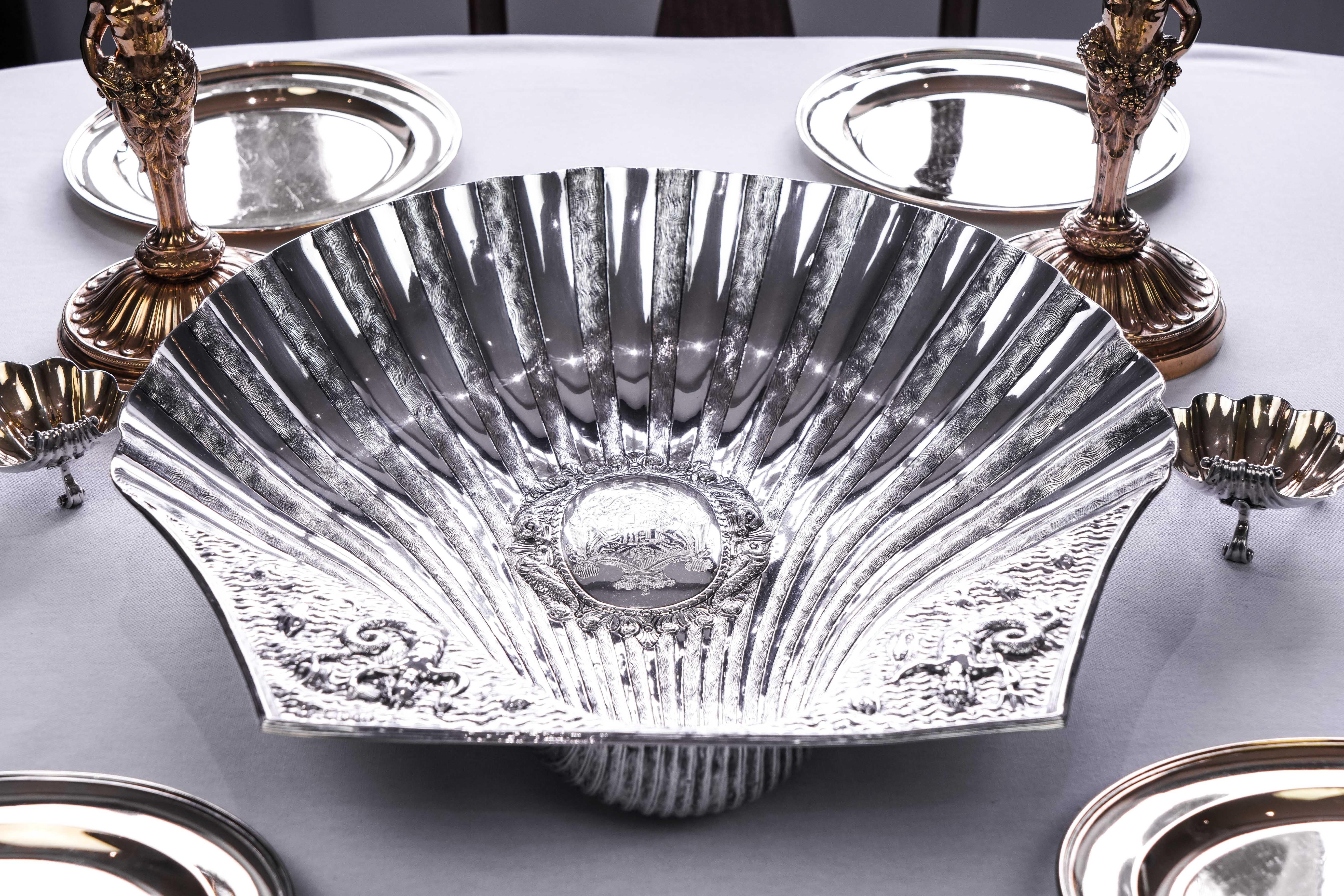 Nous sommes ravis d'avoir acquis et d'offrir cette magnifique et substantielle vasque en argent sterling massif de l'époque victorienne, fabriquée par John Samuel Hunt (Hunt and Roskell), Londres, 1846. 

D'une taille étonnante, d'un design
