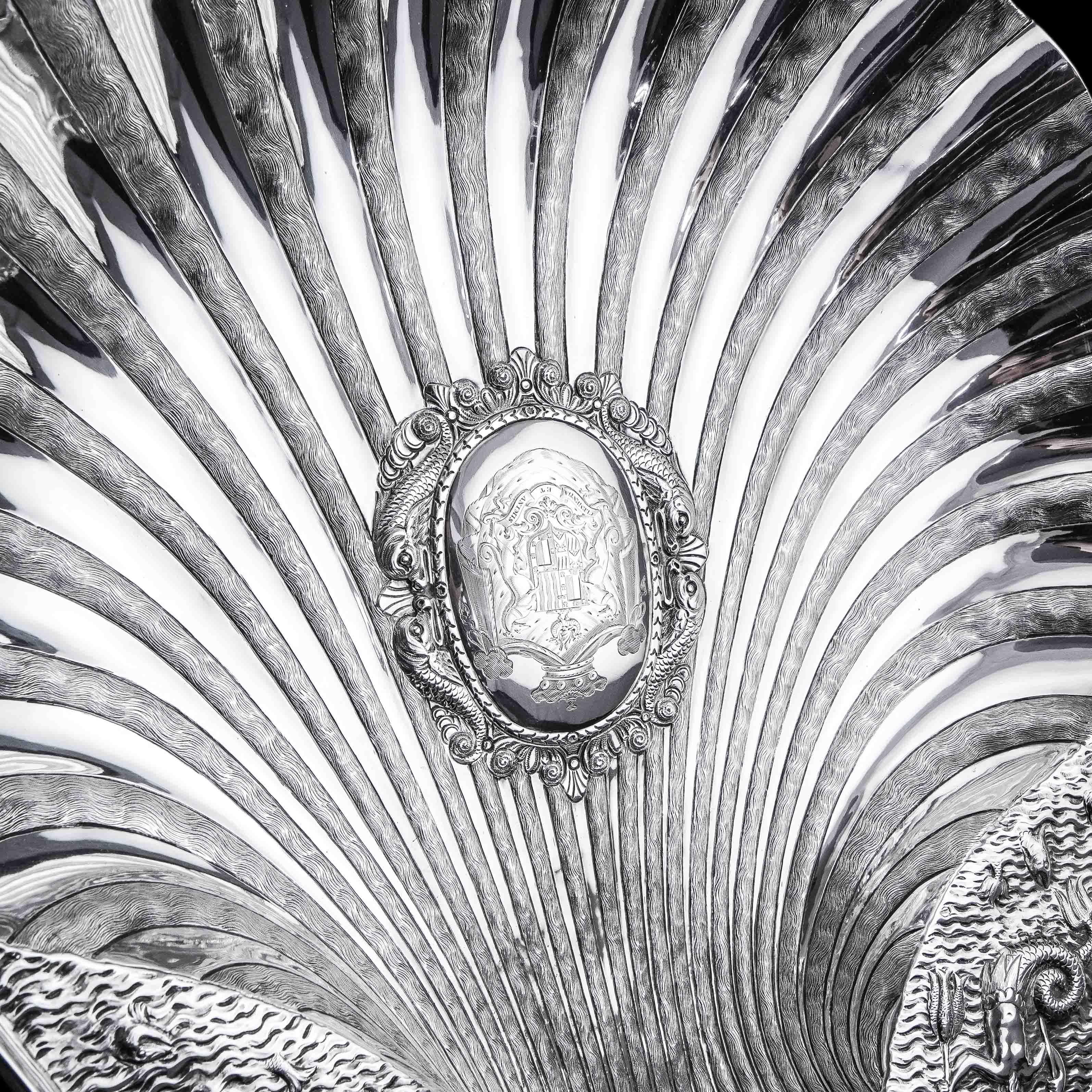 Superbe assiette / bol de 40cm+ en argent massif de l'époque victorienne, Hunt & Roskell en vente 15