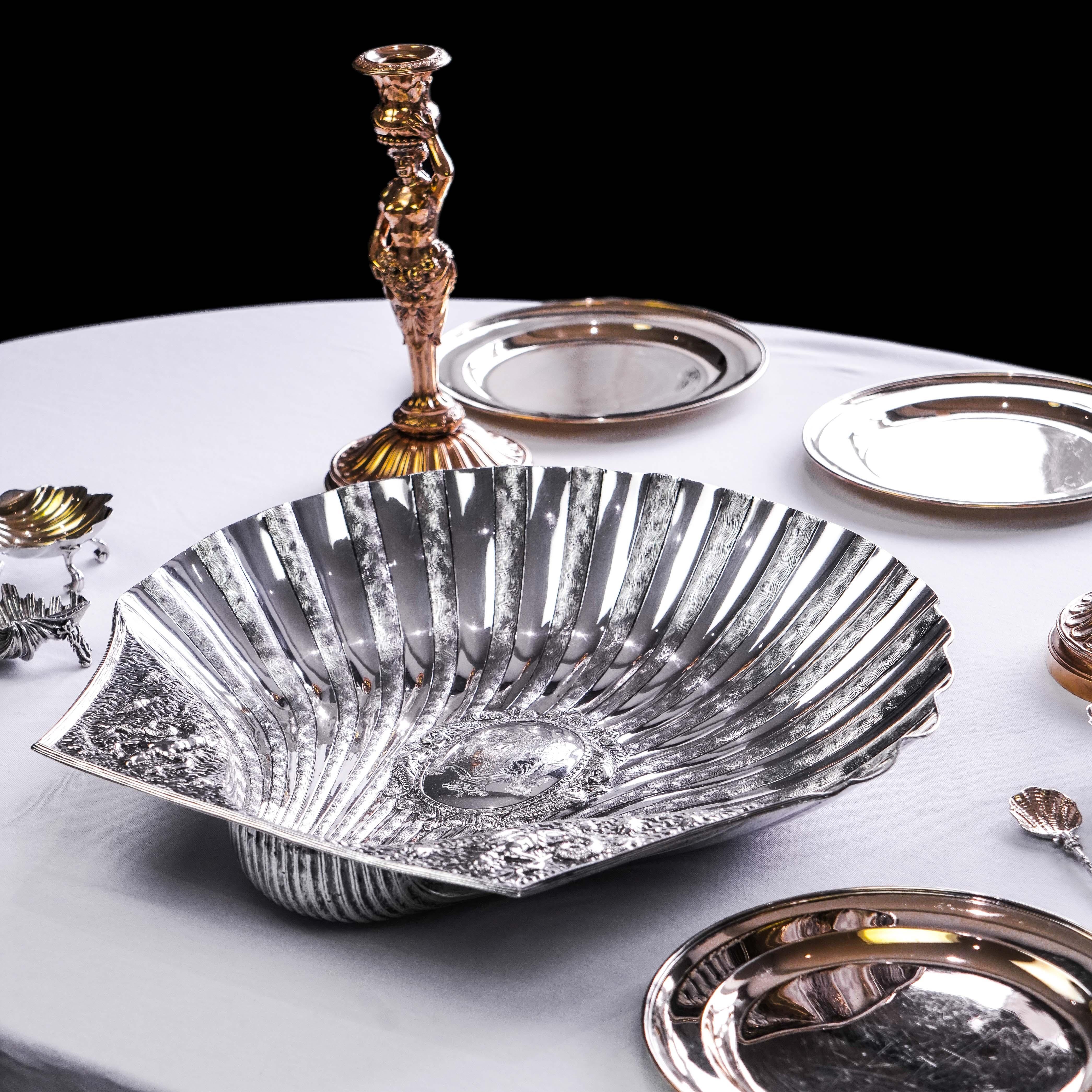 XIXe siècle Superbe assiette / bol de 40cm+ en argent massif de l'époque victorienne, Hunt & Roskell en vente