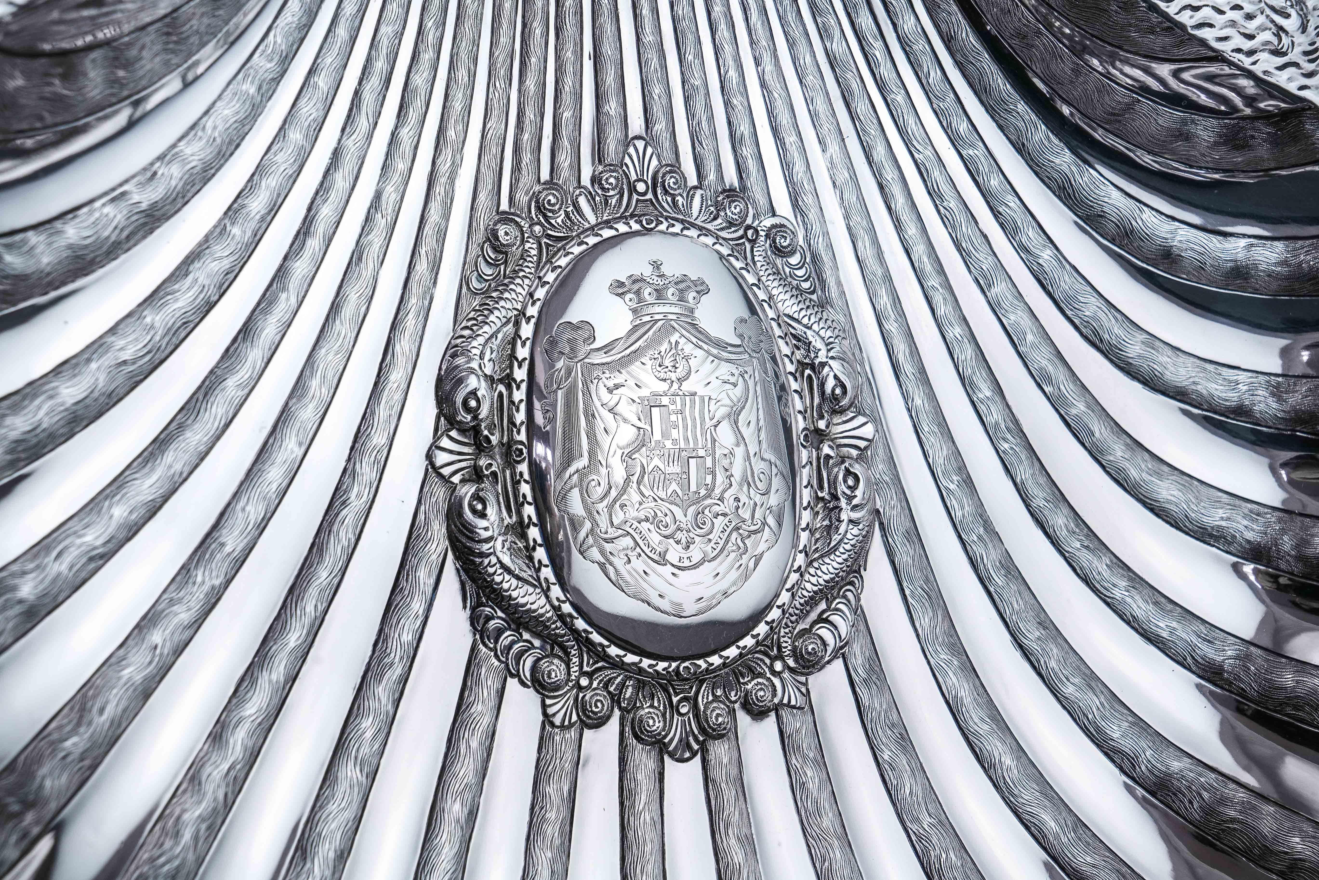 Superbe assiette / bol de 40cm+ en argent massif de l'époque victorienne, Hunt & Roskell en vente 1
