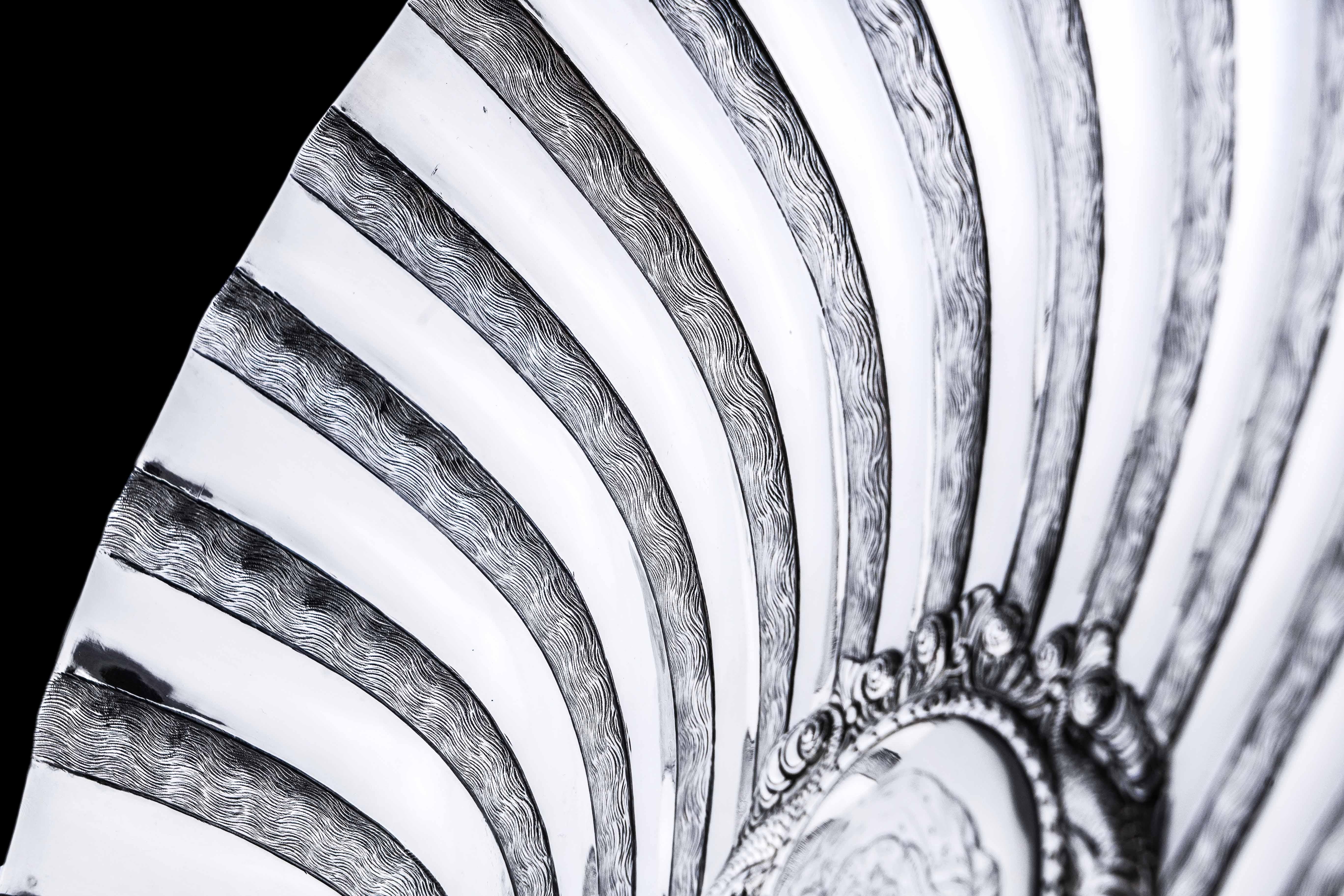 Superbe assiette / bol de 40cm+ en argent massif de l'époque victorienne, Hunt & Roskell en vente 2