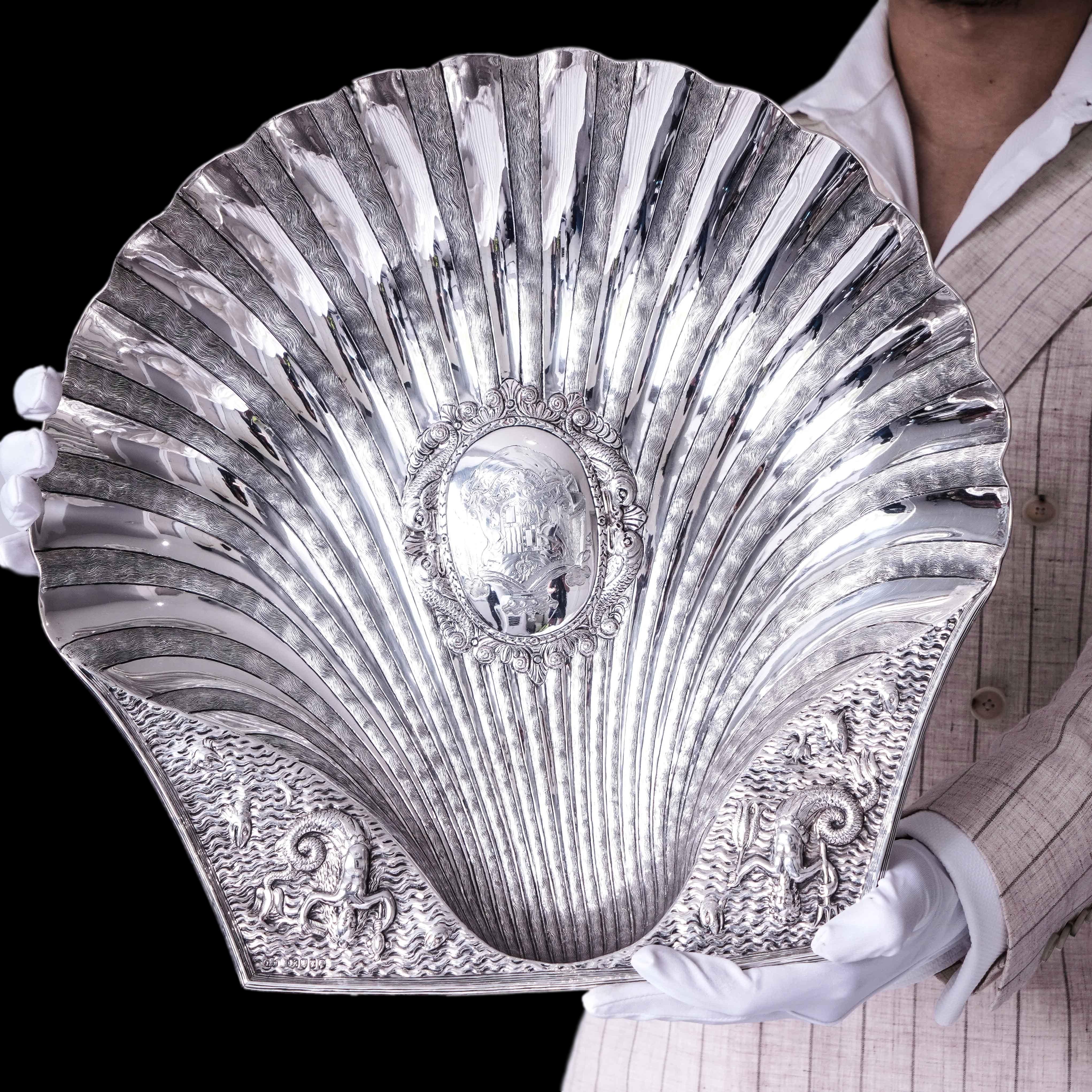 Superbe assiette / bol de 40cm+ en argent massif de l'époque victorienne, Hunt & Roskell en vente