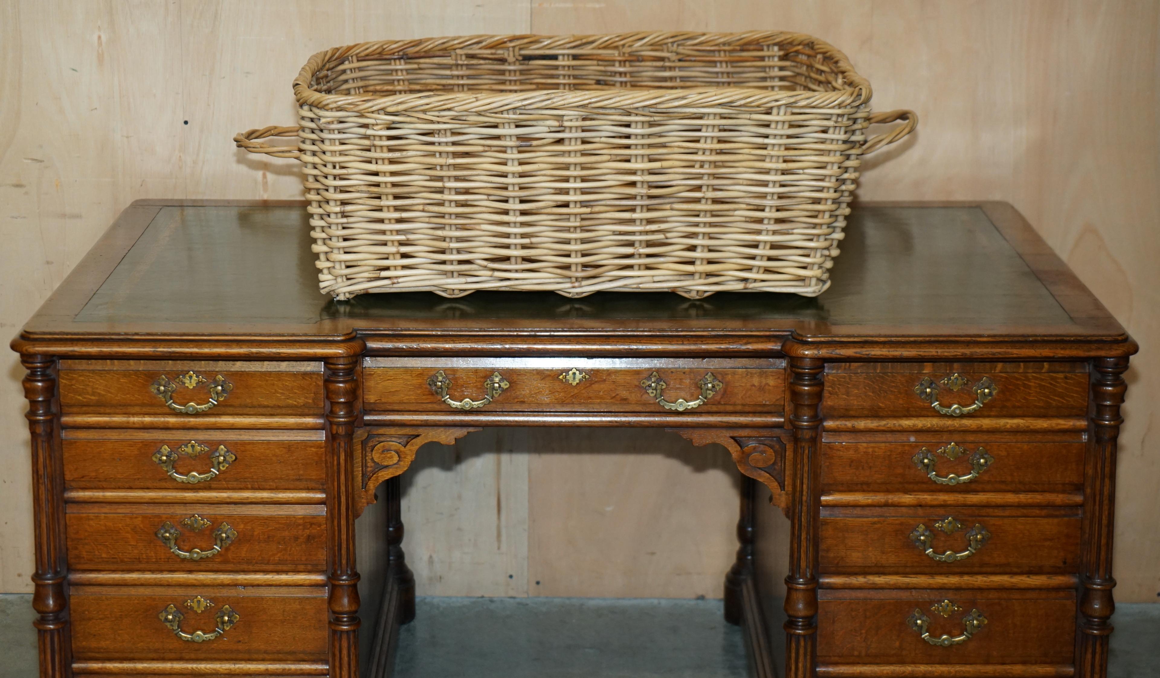 Royal House Antiques

The House Antiques a le plaisir d'offrir à la vente cette paire de malles de rangement vintage en osier avec dessus en bois dur qui peuvent être utilisées comme sièges et pour ranger le linge, les jouets, etc. 

Veuillez noter