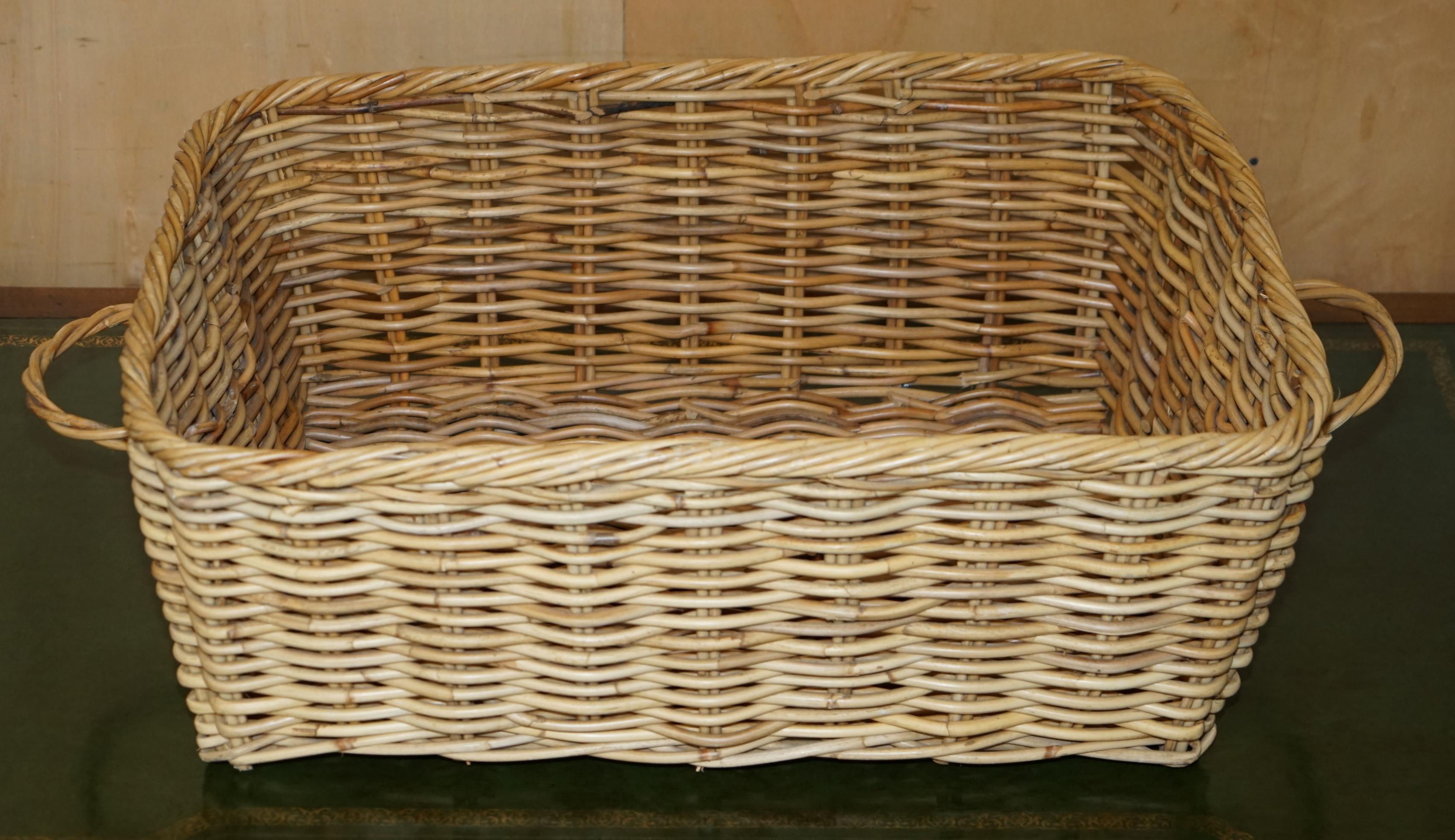 Victorien tardif Grand BIENVENUE ANTiQUE VICTORIAN WICKER BASKET 102CM X 60CM PLUS GRAND BLACK FIRE LOG BIN en vente
