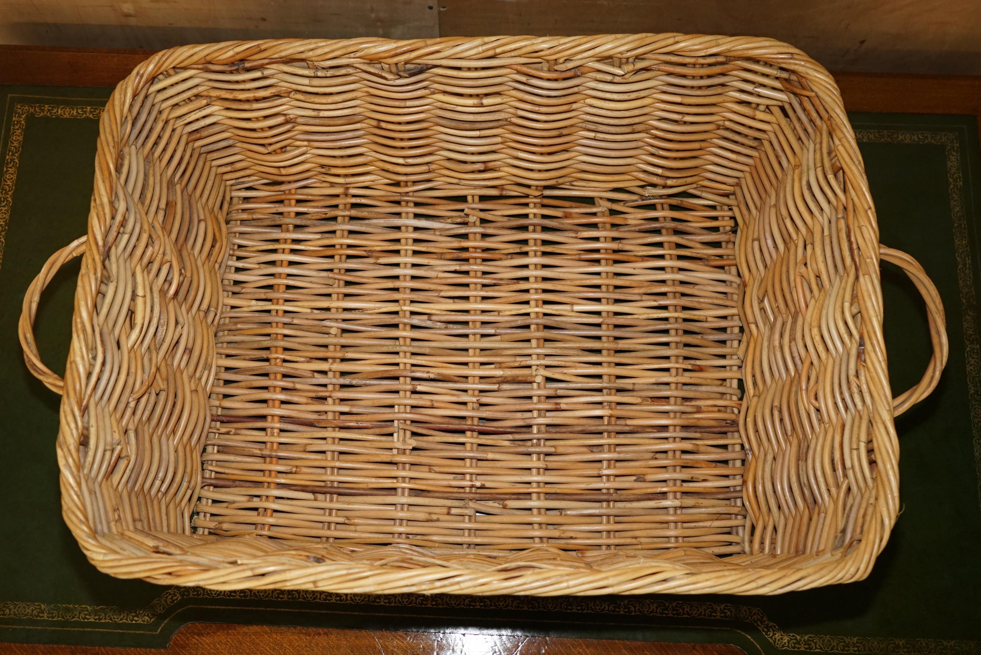 Anglais Grand BIENVENUE ANTiQUE VICTORIAN WICKER BASKET 102CM X 60CM PLUS GRAND BLACK FIRE LOG BIN en vente