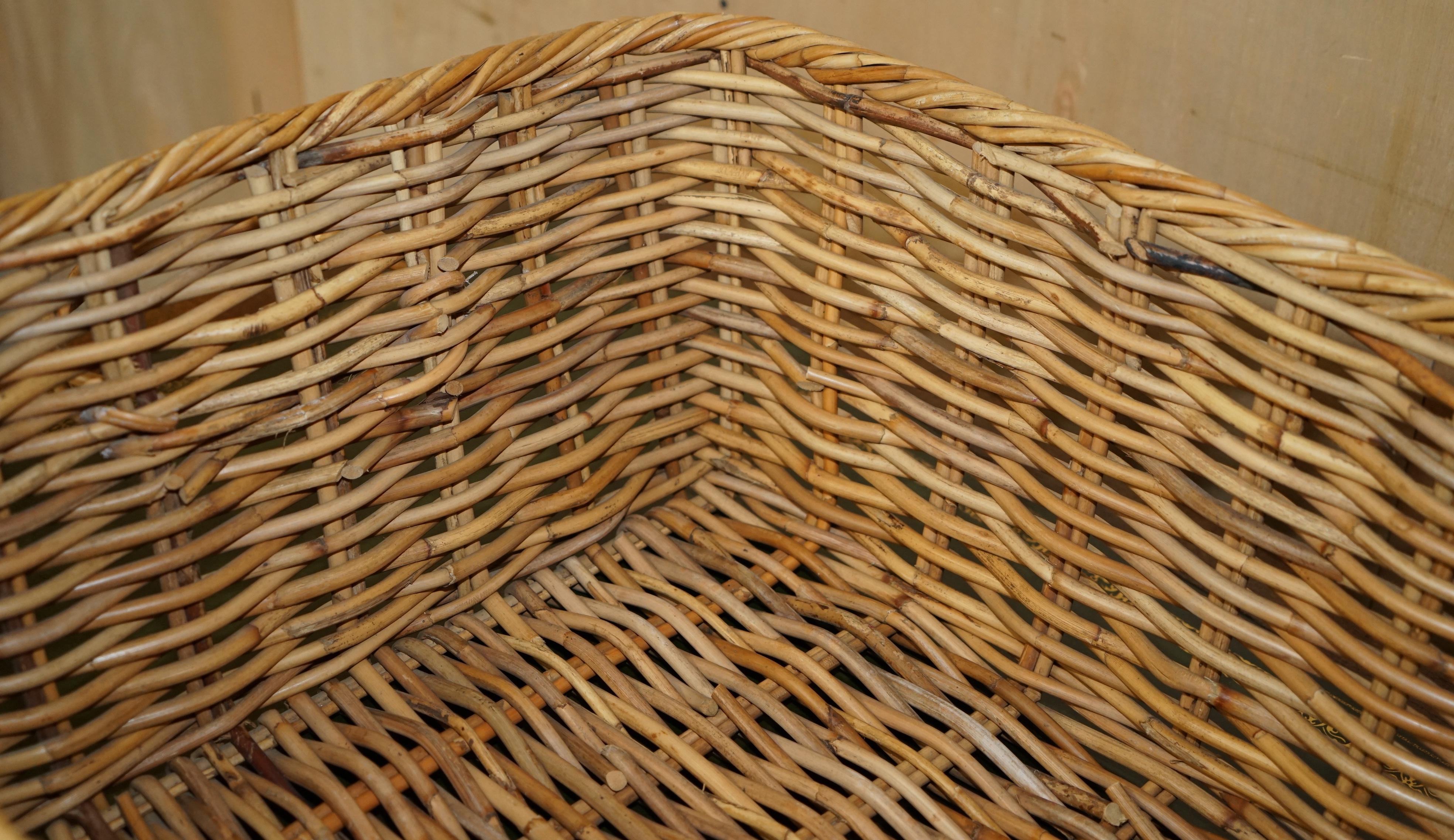 Fait main Grand BIENVENUE ANTiQUE VICTORIAN WICKER BASKET 102CM X 60CM PLUS GRAND BLACK FIRE LOG BIN en vente