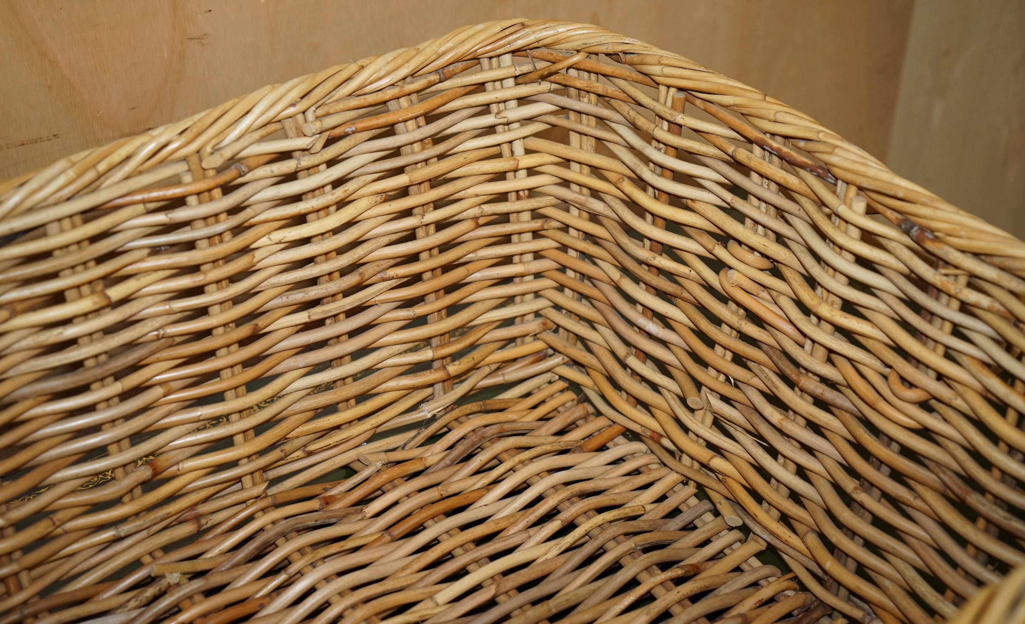 Grand BIENVENUE ANTiQUE VICTORIAN WICKER BASKET 102CM X 60CM PLUS GRAND BLACK FIRE LOG BIN Bon état - En vente à West Sussex, Pulborough
