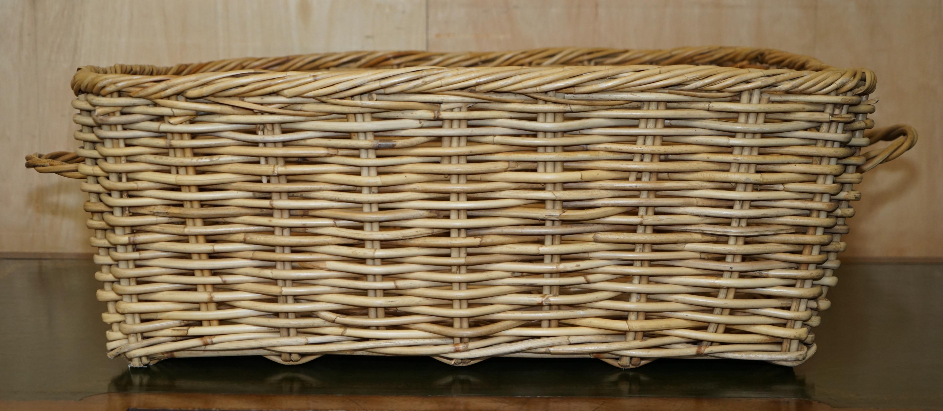 XIXe siècle Grand BIENVENUE ANTiQUE VICTORIAN WICKER BASKET 102CM X 60CM PLUS GRAND BLACK FIRE LOG BIN en vente
