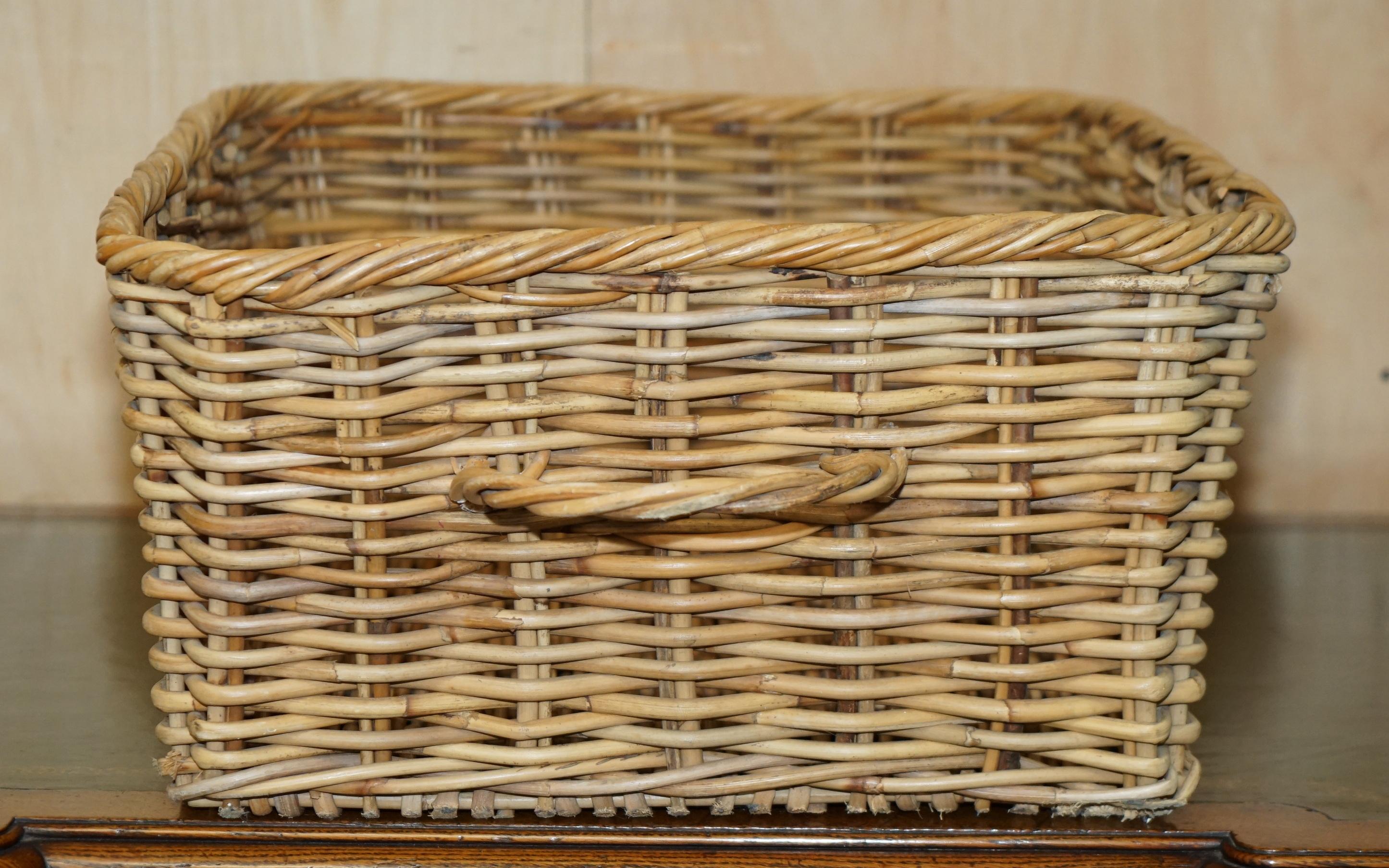 Osier Grand BIENVENUE ANTiQUE VICTORIAN WICKER BASKET 102CM X 60CM PLUS GRAND BLACK FIRE LOG BIN en vente