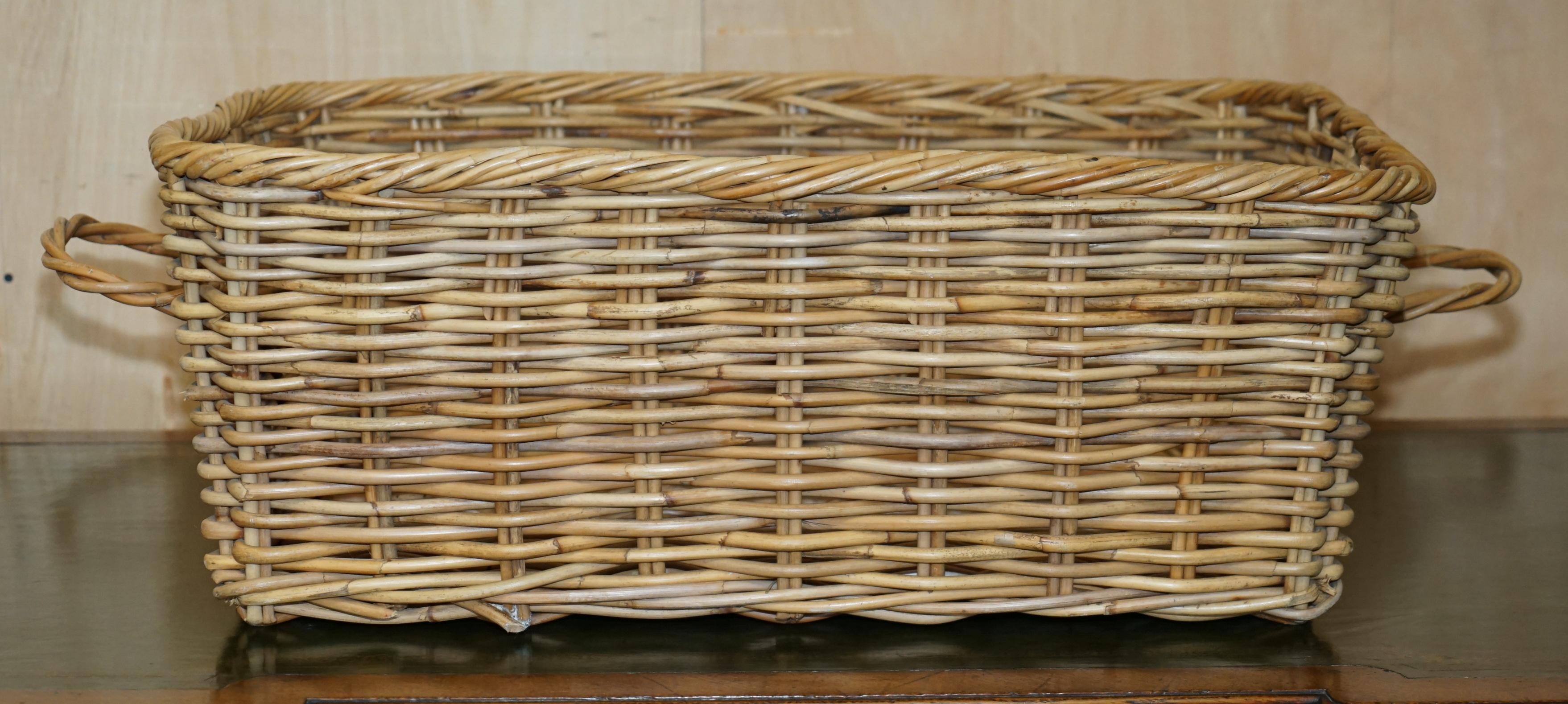 Grand BIENVENUE ANTiQUE VICTORIAN WICKER BASKET 102CM X 60CM PLUS GRAND BLACK FIRE LOG BIN en vente 1