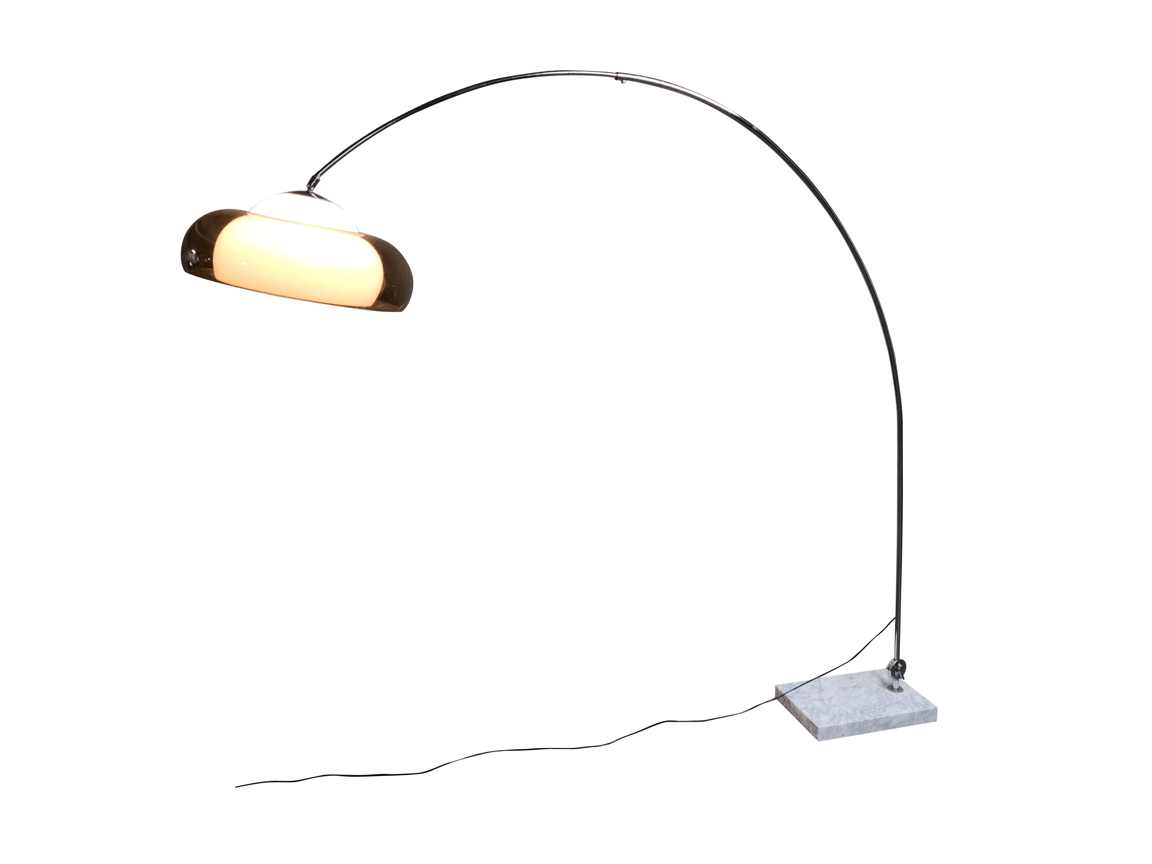 Vintage extendable floor lamp.

Consists of a chromed arm, a white marble base and a plexi lamp shade emitting a warm light.

The length of the arm varies between 150-200cm (59-78