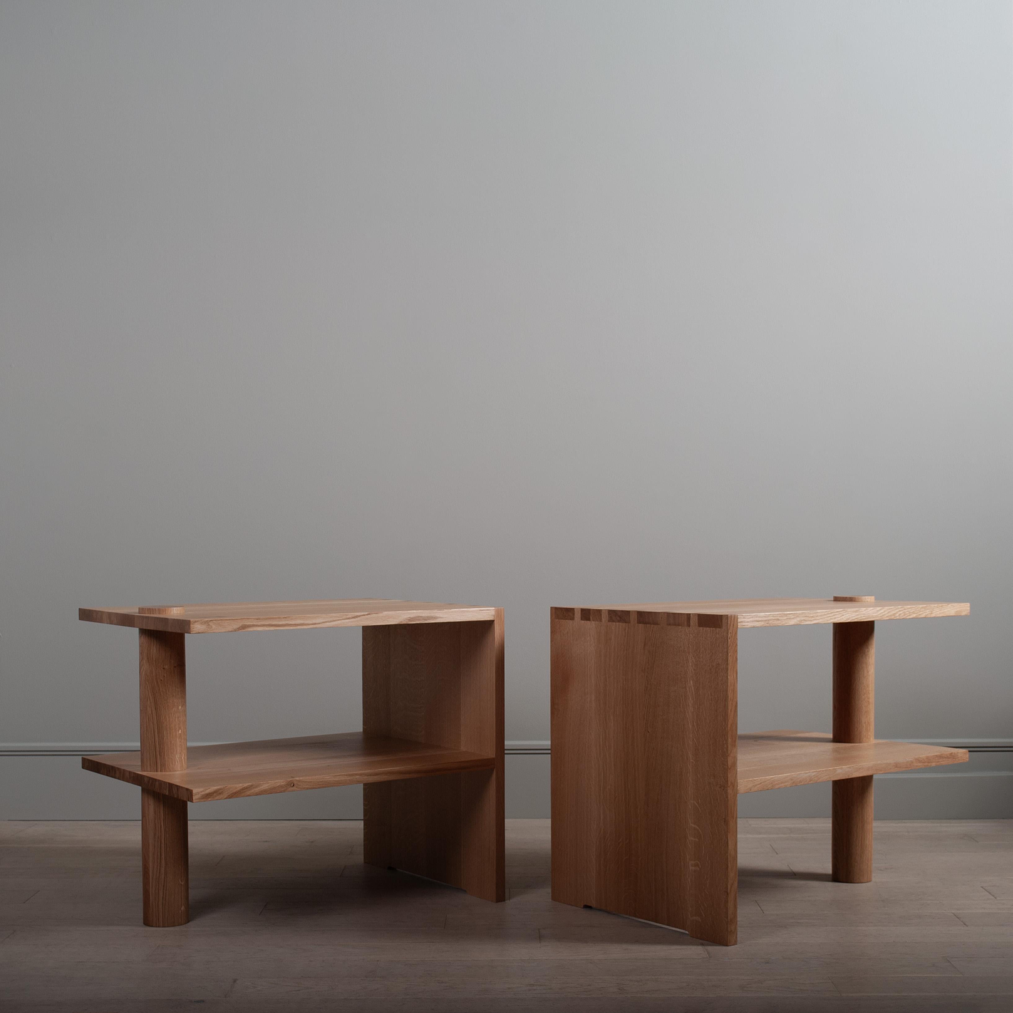 Moderne Énorme table de chevet en chêne anglais artisanal Architectural - Tables de chevet en vente