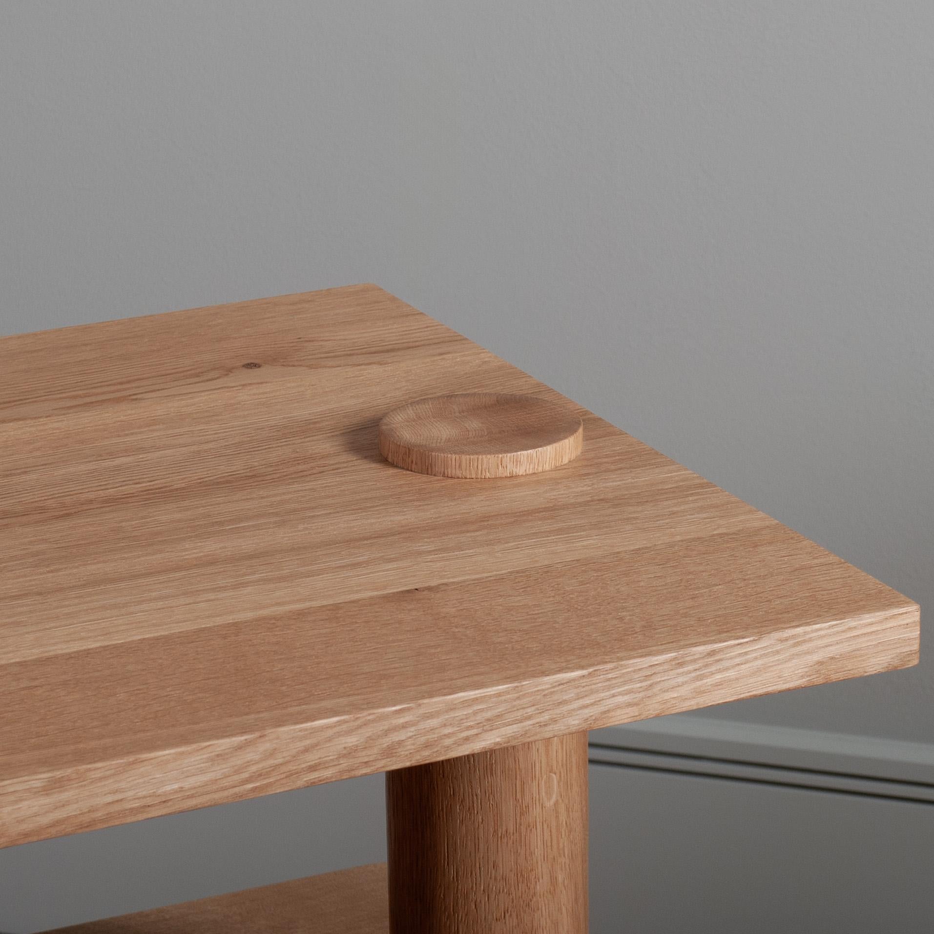 Chêne Énorme table de chevet en chêne anglais artisanal Architectural - Tables de chevet en vente