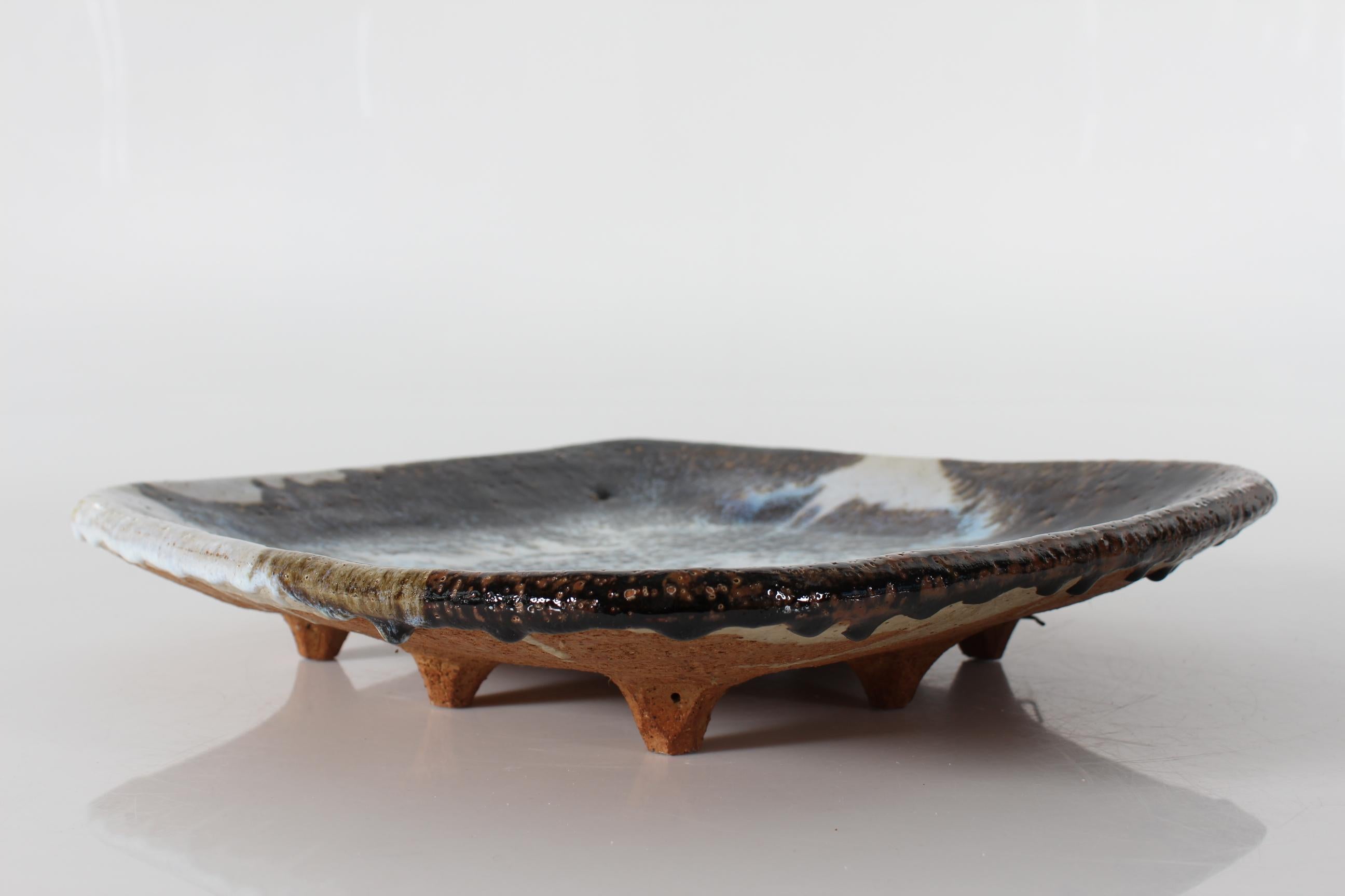 Huge Arne Ranslet Expressive Rustic Ceramic Bowl Abstract Motif Denmark 1970s In Good Condition For Sale In Silkeborg, Silkeborg