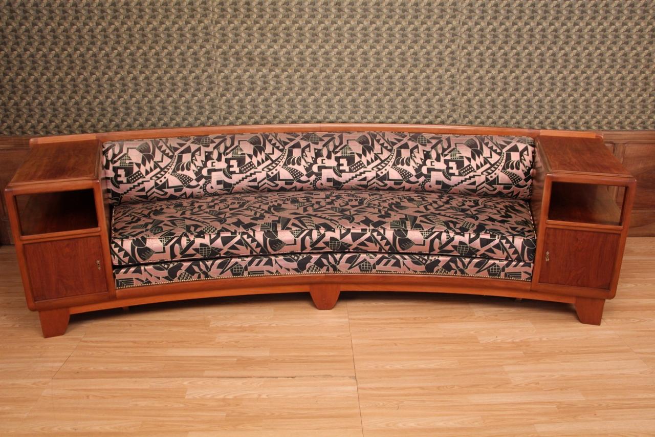 Huge bench from the art deco period in a slightly circular shape in mahogany and mahogany veneer, covered with new fabric from the Maison lelievre stamped with the scallop shell, in very good condition this bench was made to measure by the majorelle