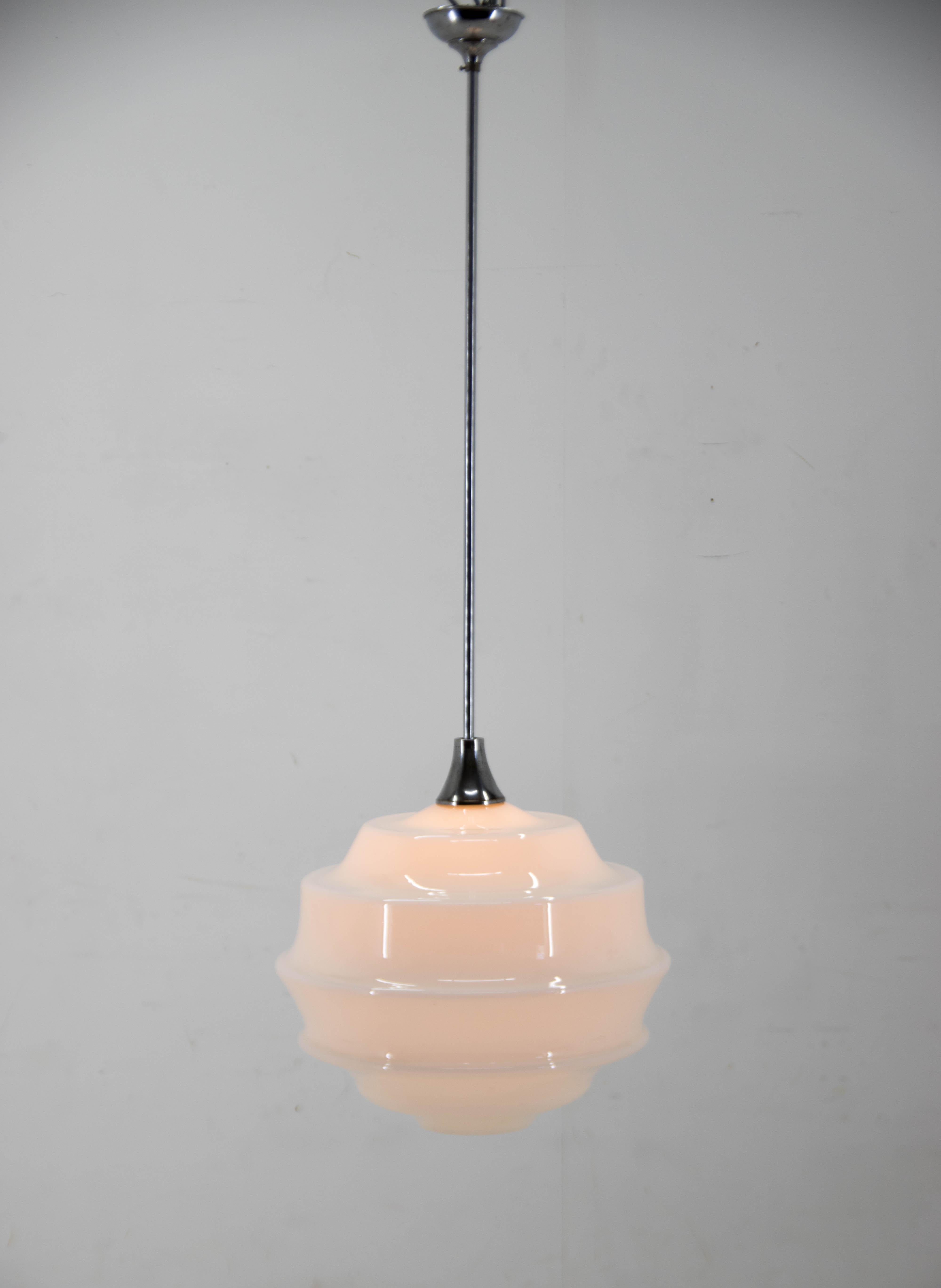 Huge pendant with glass shade in an unusual shape.
Chrome rod and canopy ceiling
Central rod can be shorten on request
Rewired
1x100W, E25-E27 bulb
US wiring compatible.
