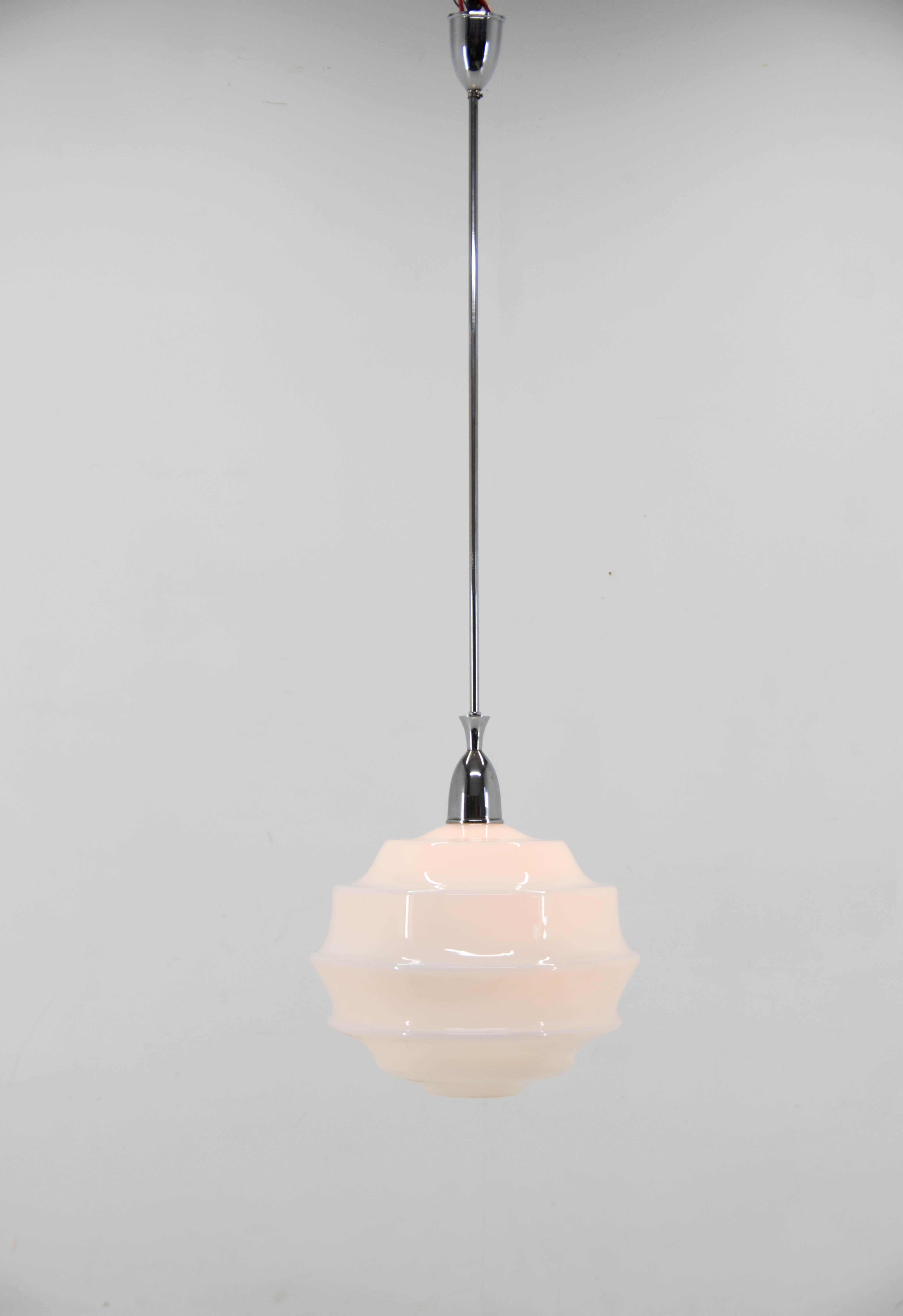 Huge pendant with glass shade in an unusual shape.
Chrome rod and canopy ceiling
Central rod can be shorten on request
Rewired
1x100W, E25-E27 bulb
US wiring compatible.
