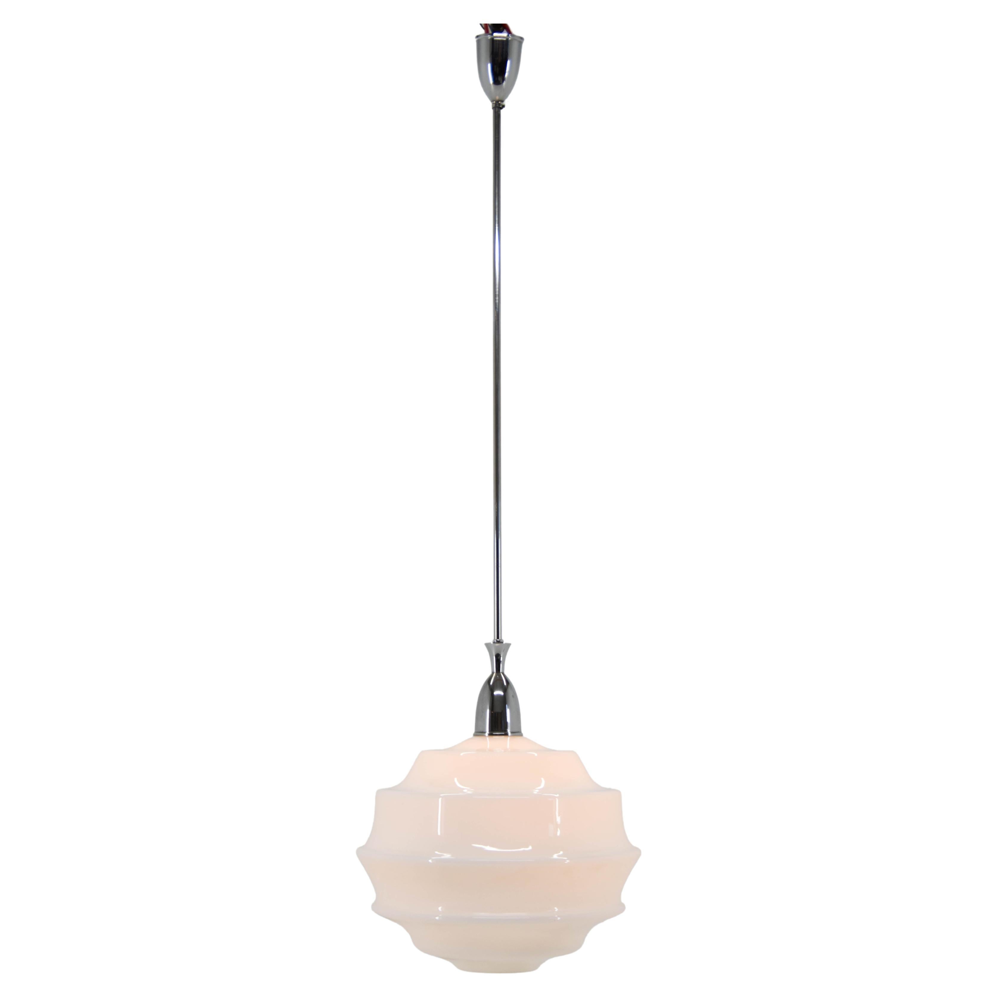 Huge pendant with glass shade in an unusual shape.
Chrome rod and canopy ceiling
Central rod can be shorten on request
Rewired
1x100W, E25-E27 bulb
US wiring compatible.