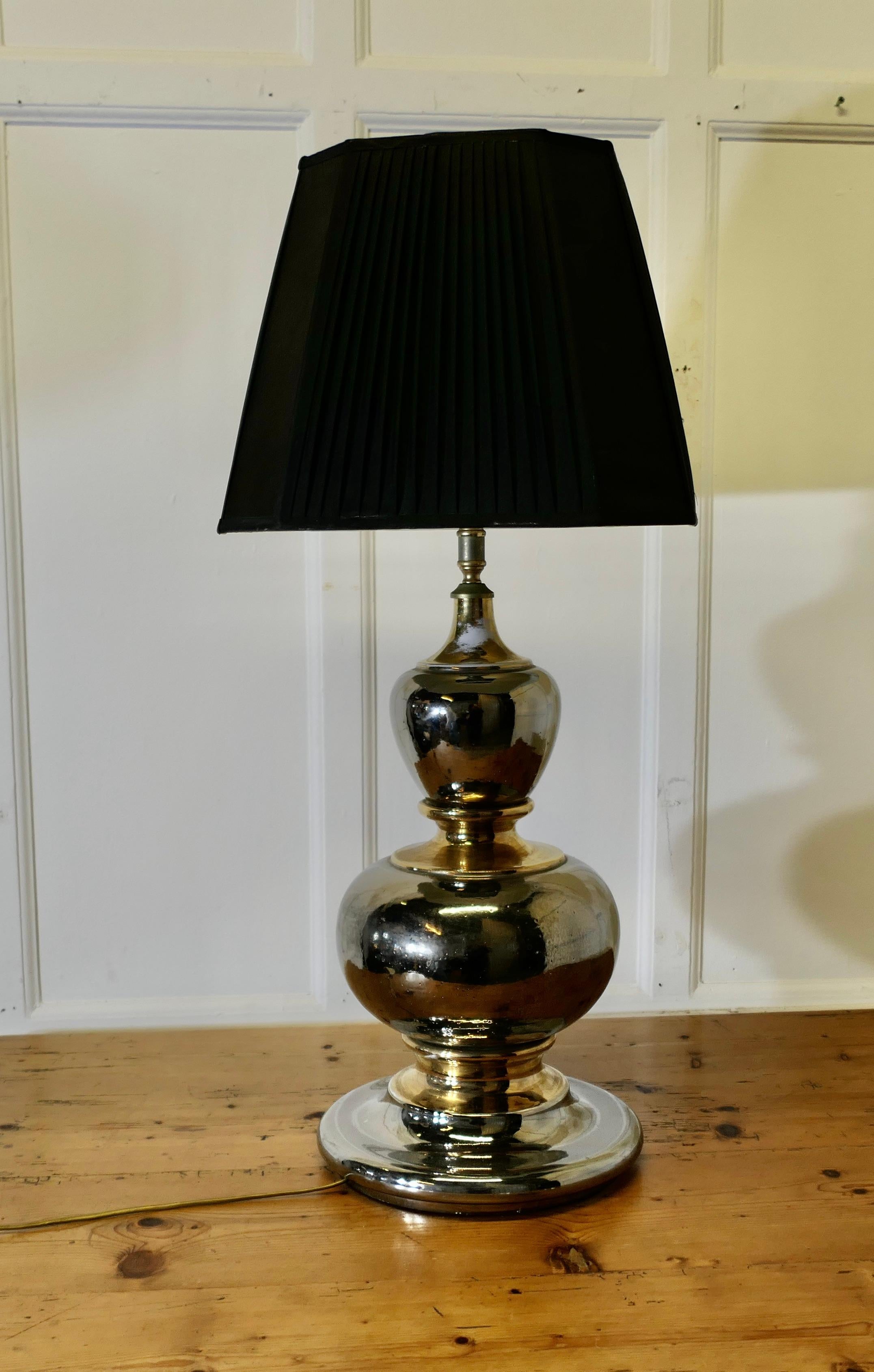 Enorme lampada da tavolo in oro e argento Art Déco

Questo splendido pezzo è realizzato in terracotta e presenta una finitura metallica a specchio.
La mappa è perfettamente funzionante ed è in buone condizioni Vintage, è alta 37