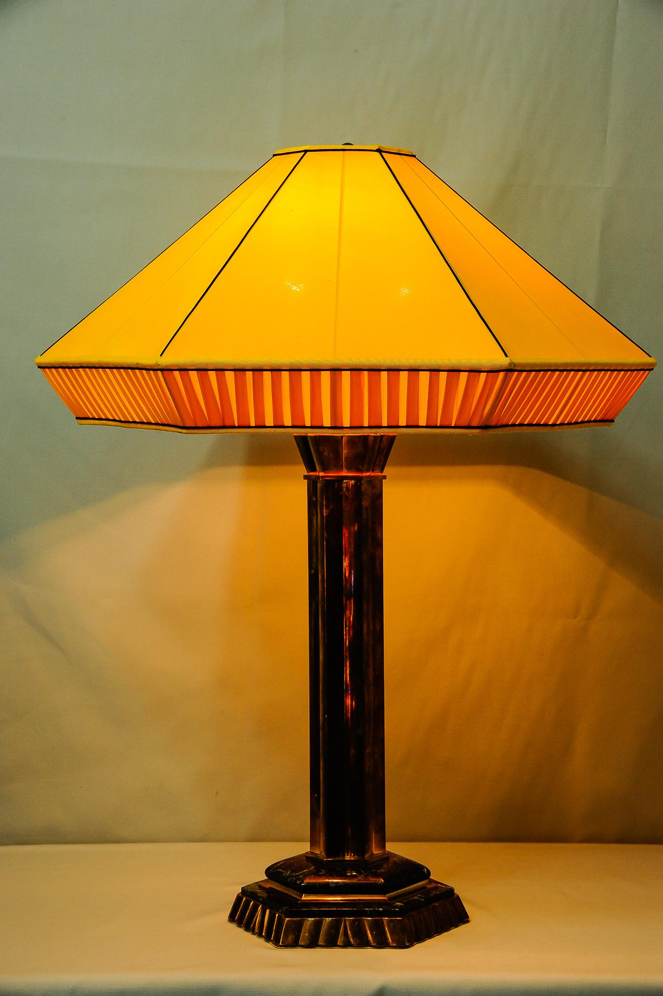 Énorme lampe de table Art déco, Autriche, années 1920
Marbre et laiton
Bon état d'origine.