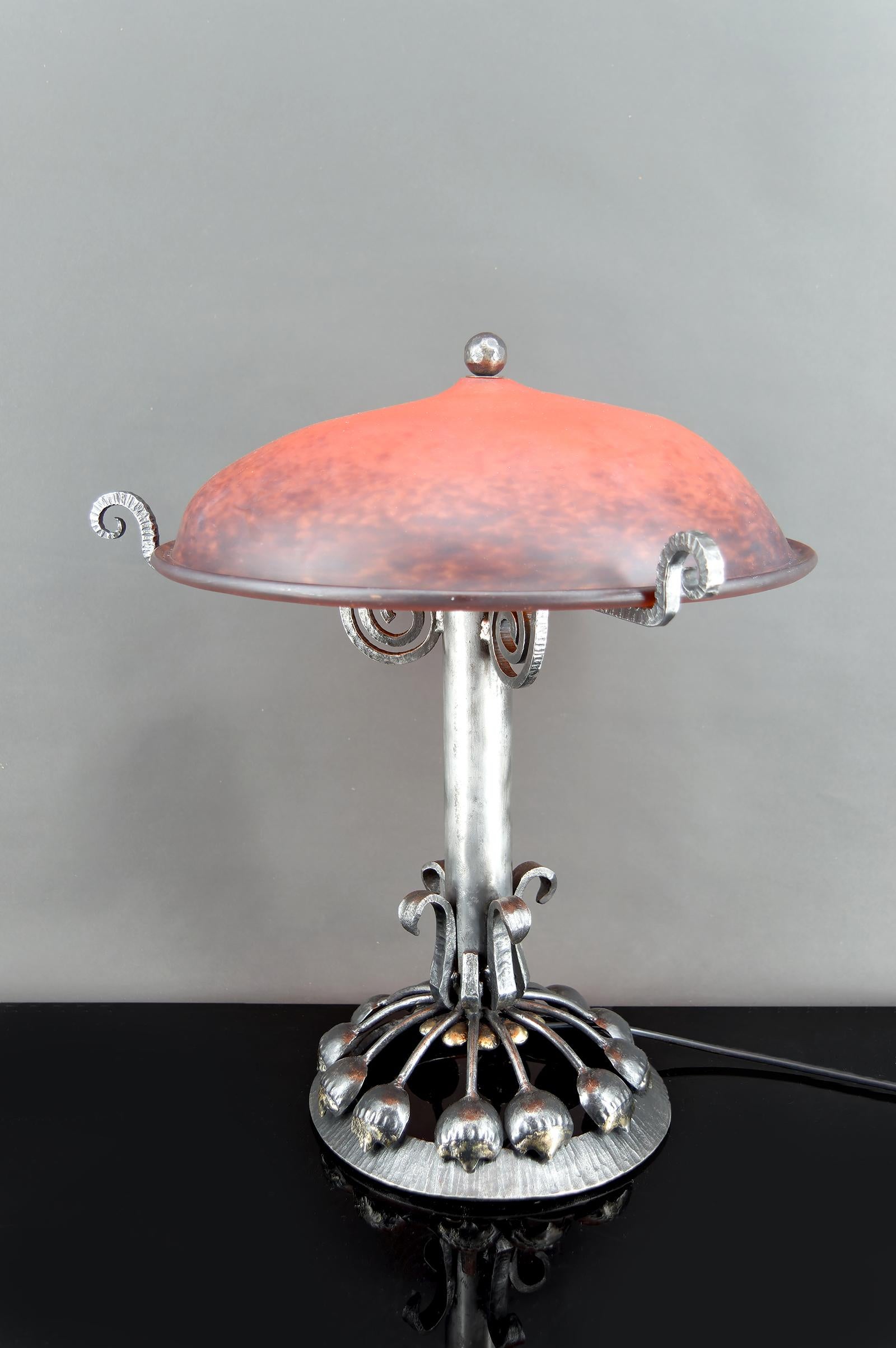 Enorme Lámpara Botánica Art Decó de Hierro Forjado, Cúpula de Cristal Rojo, Francia, Circa 1930 en venta 3