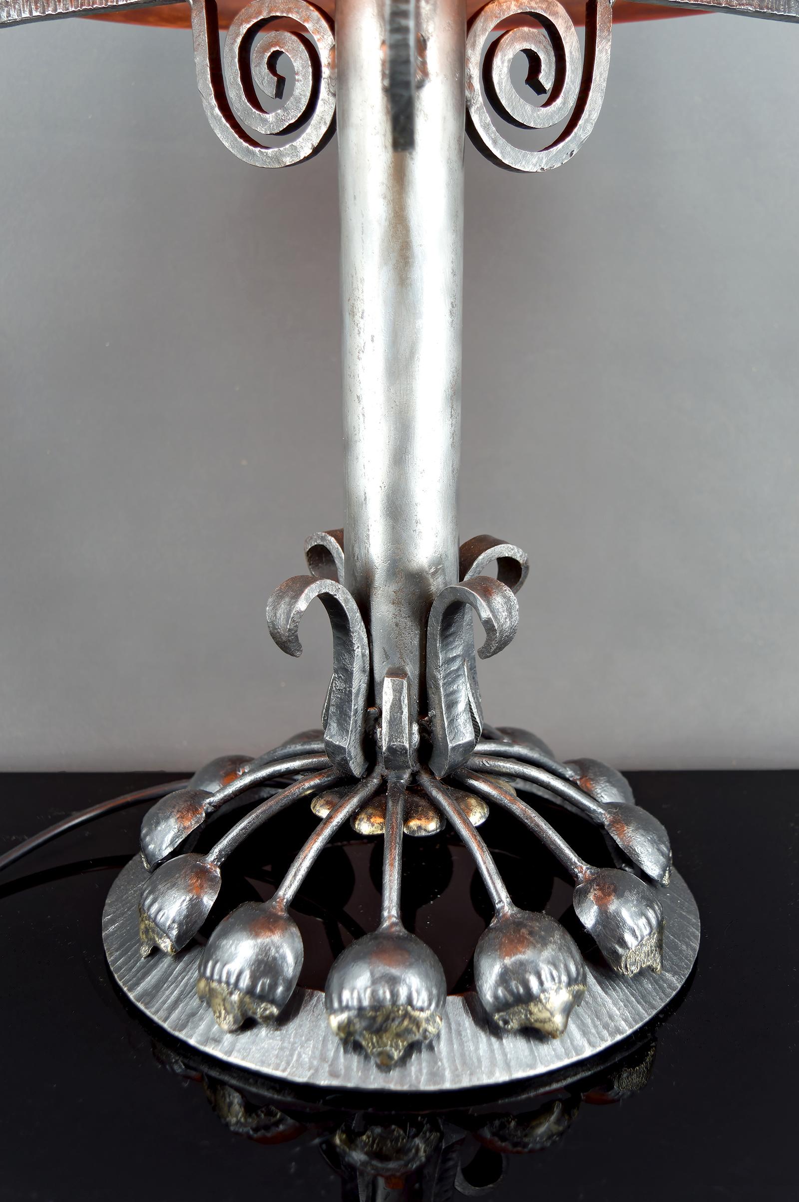 Enorme Lámpara Botánica Art Decó de Hierro Forjado, Cúpula de Cristal Rojo, Francia, Circa 1930 en venta 4