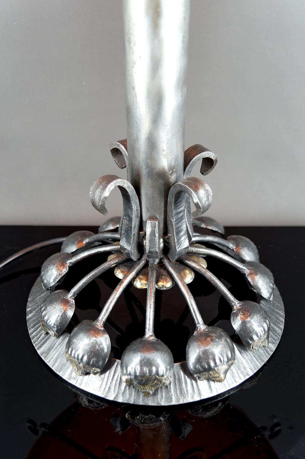 Enorme Lámpara Botánica Art Decó de Hierro Forjado, Cúpula de Cristal Rojo, Francia, Circa 1930 en venta 5