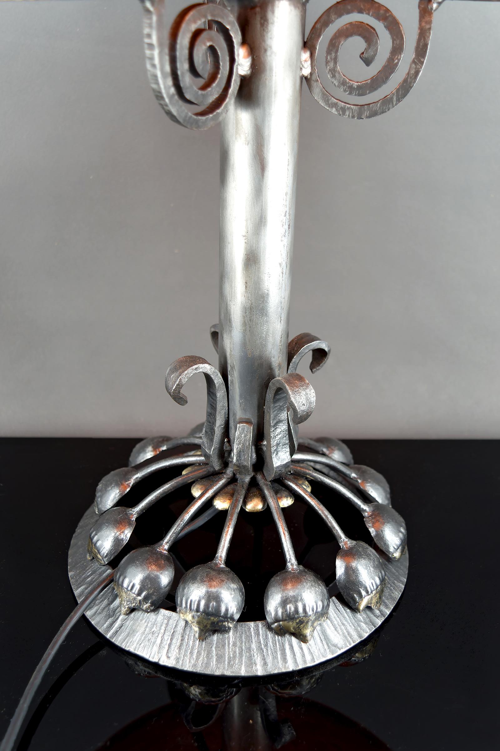 Enorme Lámpara Botánica Art Decó de Hierro Forjado, Cúpula de Cristal Rojo, Francia, Circa 1930 en venta 6