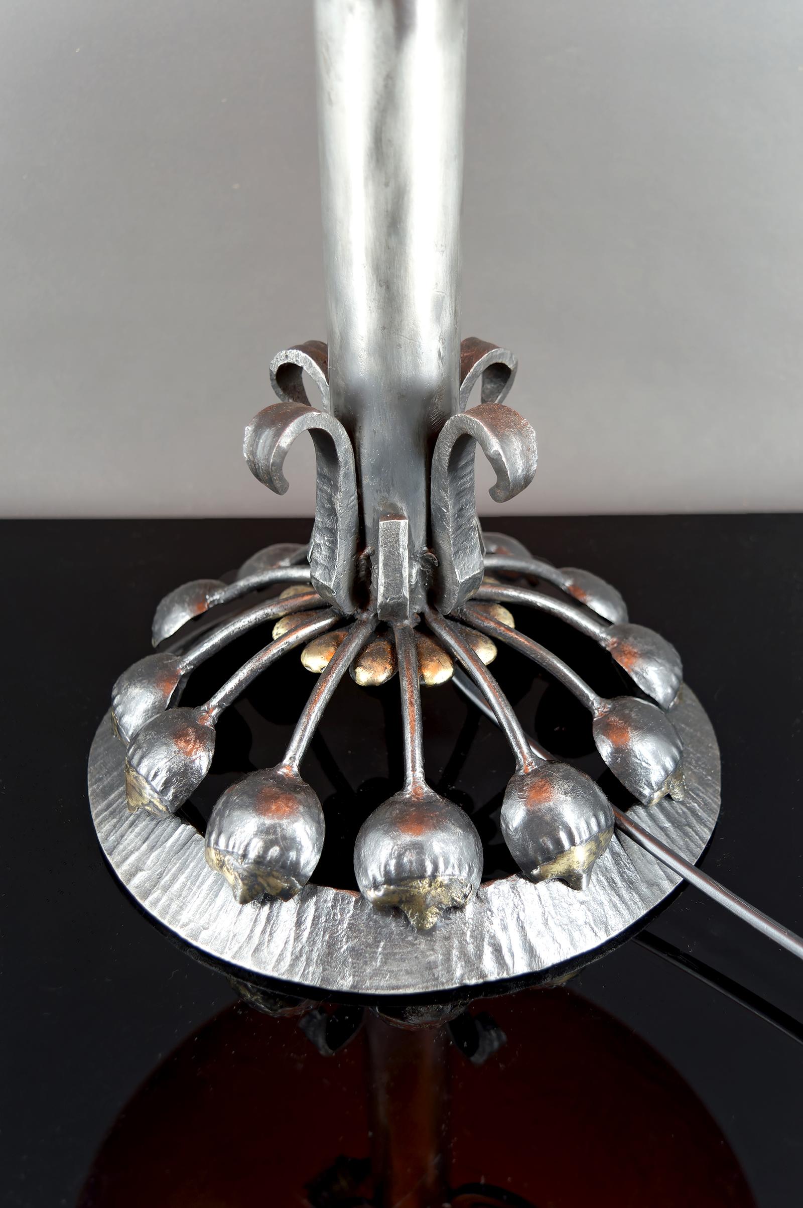 Enorme Lámpara Botánica Art Decó de Hierro Forjado, Cúpula de Cristal Rojo, Francia, Circa 1930 en venta 7