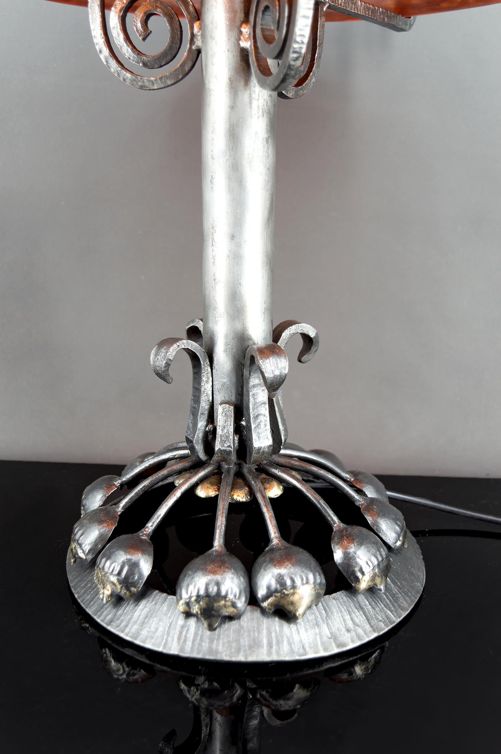 Enorme Lámpara Botánica Art Decó de Hierro Forjado, Cúpula de Cristal Rojo, Francia, Circa 1930 en venta 8