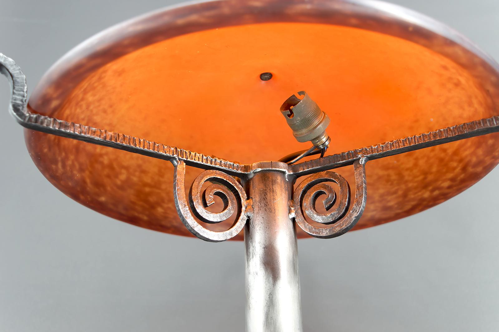 Enorme Lámpara Botánica Art Decó de Hierro Forjado, Cúpula de Cristal Rojo, Francia, Circa 1930 en venta 9