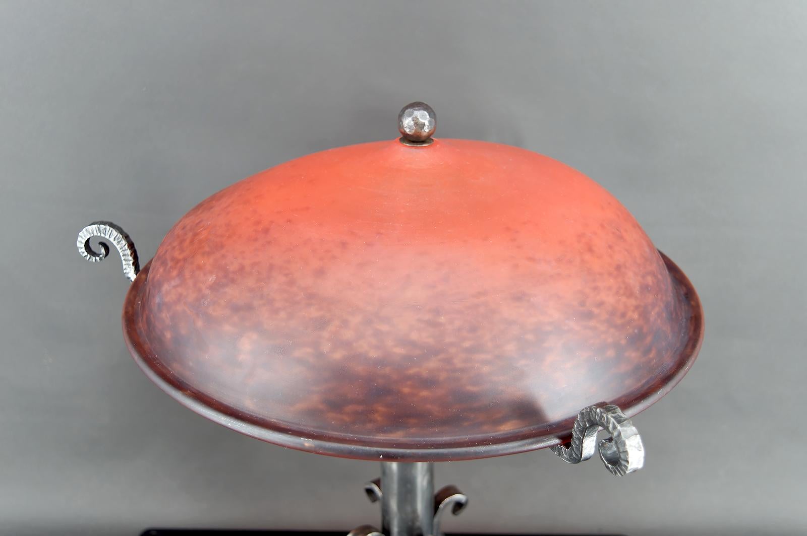 Enorme Lámpara Botánica Art Decó de Hierro Forjado, Cúpula de Cristal Rojo, Francia, Circa 1930 en venta 10