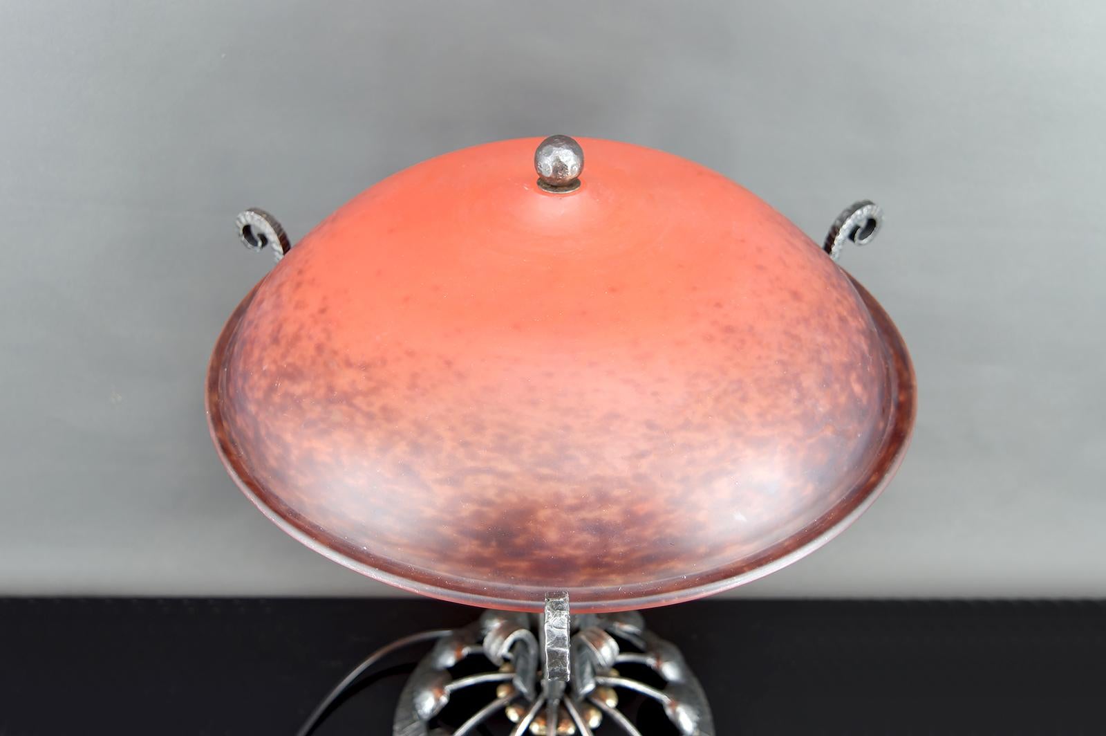 Enorme Lámpara Botánica Art Decó de Hierro Forjado, Cúpula de Cristal Rojo, Francia, Circa 1930 en venta 11