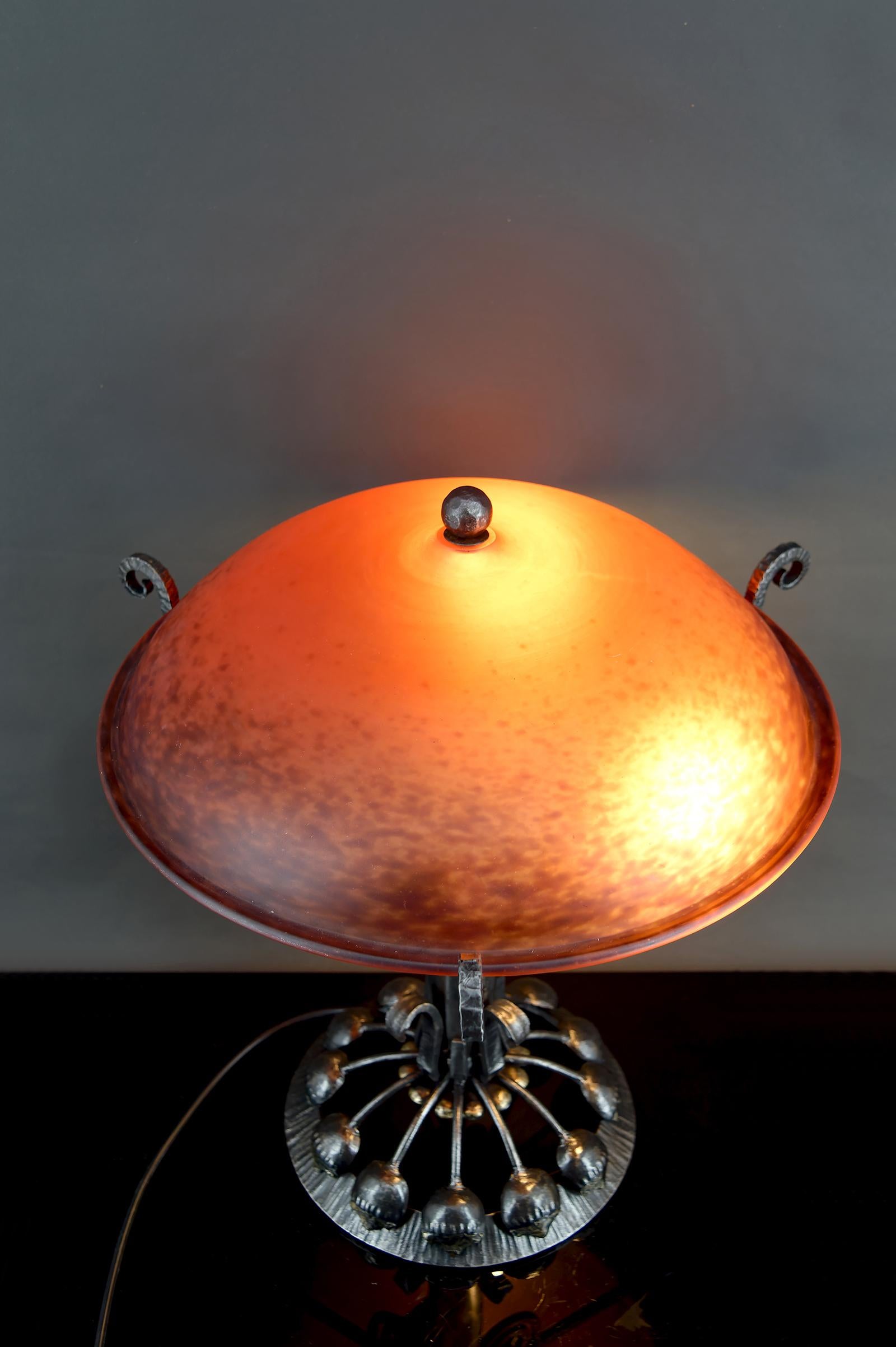 Enorme Lámpara Botánica Art Decó de Hierro Forjado, Cúpula de Cristal Rojo, Francia, Circa 1930 Francés en venta