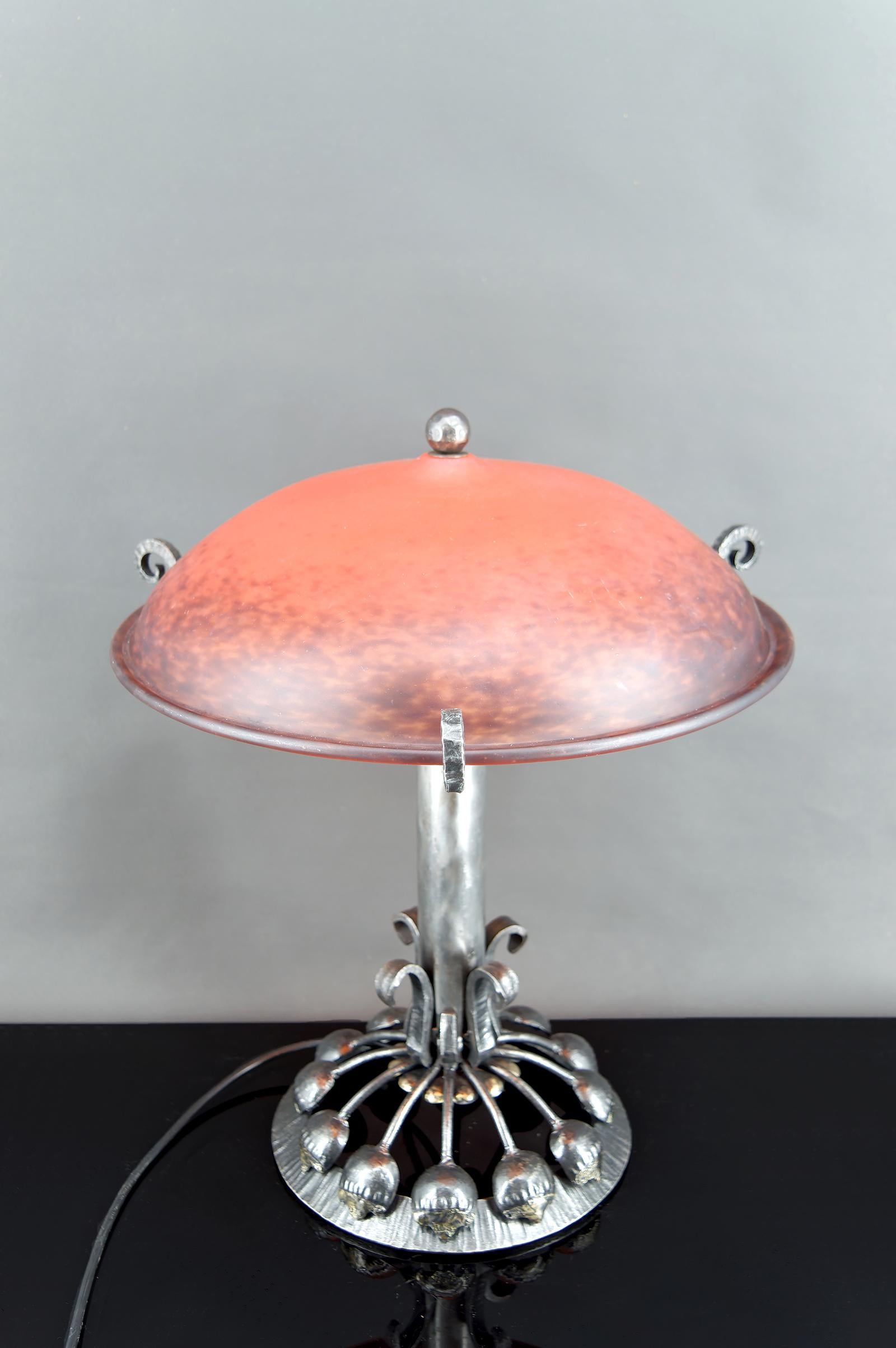 Enorme Lámpara Botánica Art Decó de Hierro Forjado, Cúpula de Cristal Rojo, Francia, Circa 1930 Hecho a mano en venta