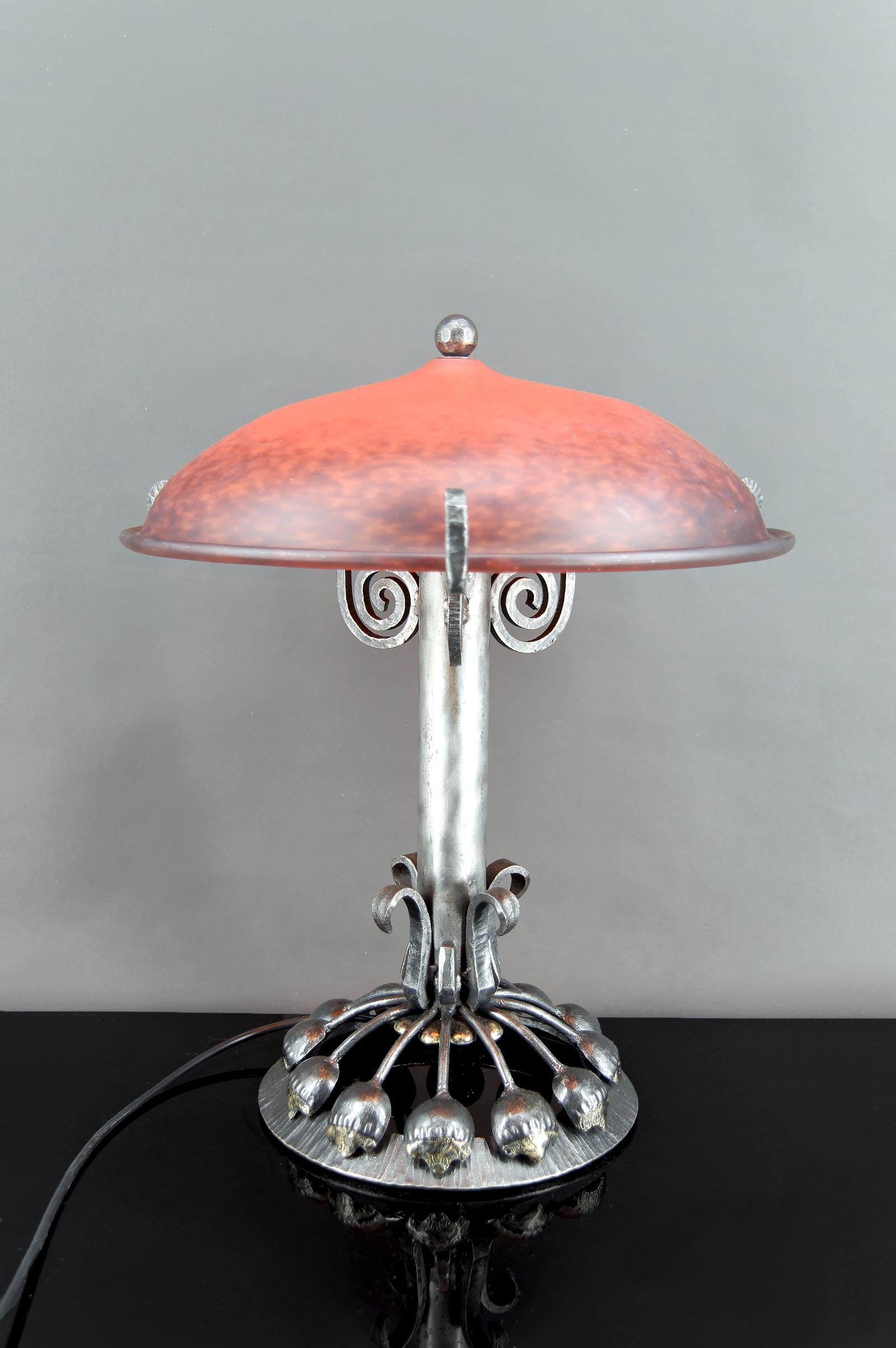 Enorme Lámpara Botánica Art Decó de Hierro Forjado, Cúpula de Cristal Rojo, Francia, Circa 1930 en Bueno estado para la venta en VÉZELAY, FR