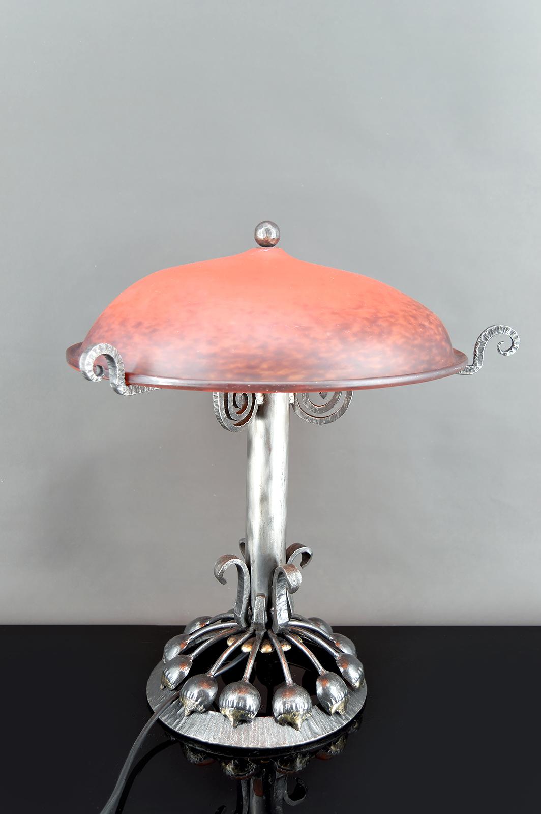 Enorme Lámpara Botánica Art Decó de Hierro Forjado, Cúpula de Cristal Rojo, Francia, Circa 1930 mediados del siglo XX en venta