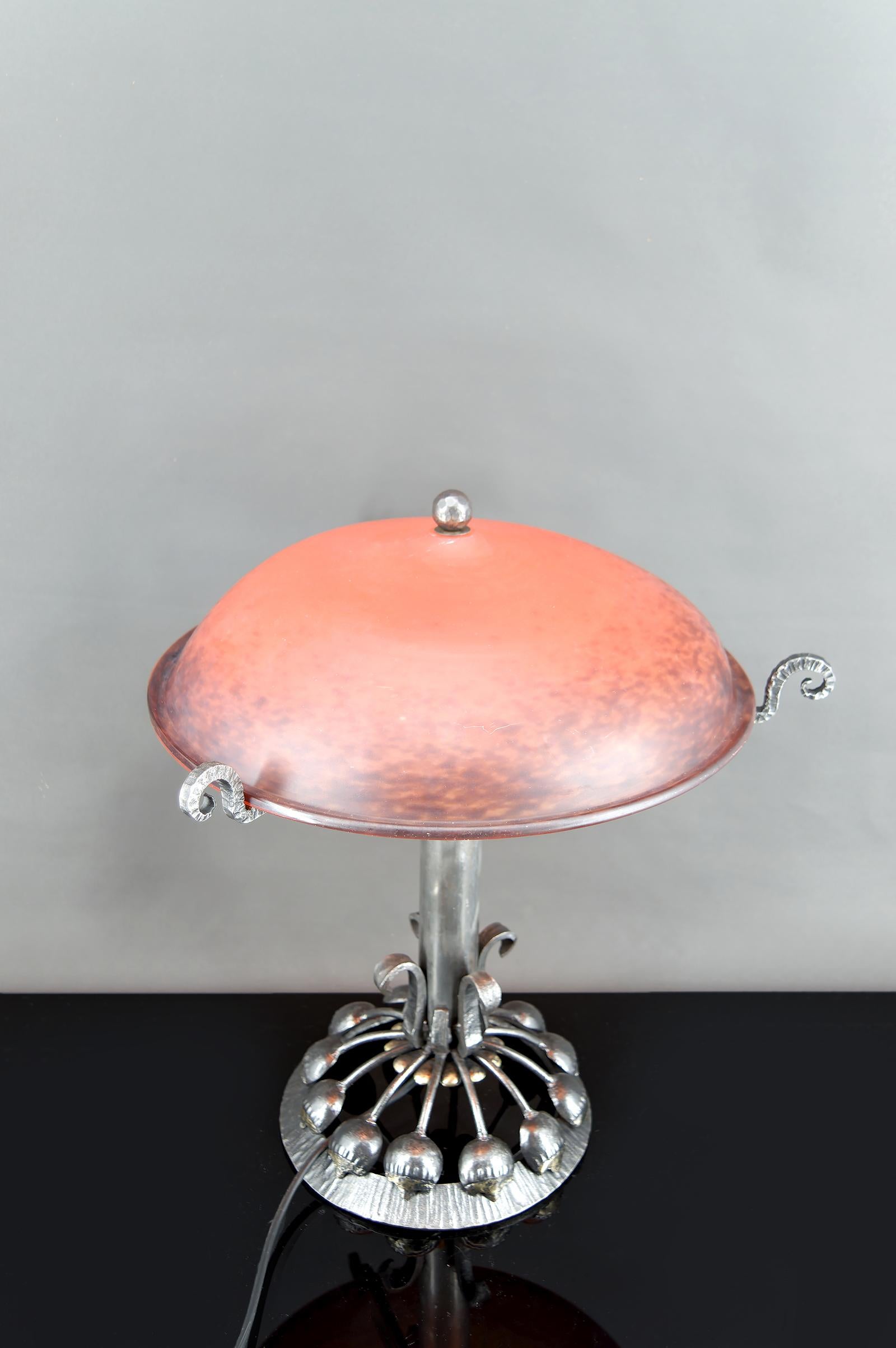 Enorme Lámpara Botánica Art Decó de Hierro Forjado, Cúpula de Cristal Rojo, Francia, Circa 1930 Vidrio en venta