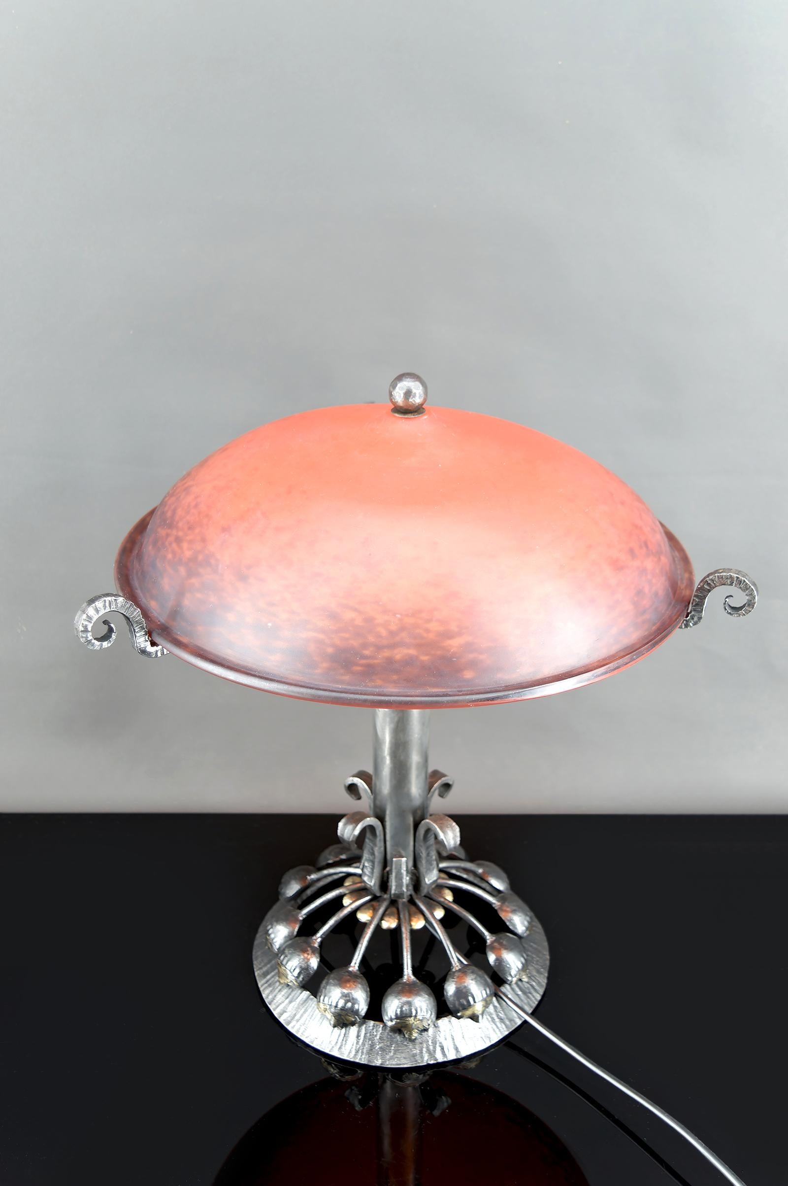 Enorme Lámpara Botánica Art Decó de Hierro Forjado, Cúpula de Cristal Rojo, Francia, Circa 1930 en venta 1