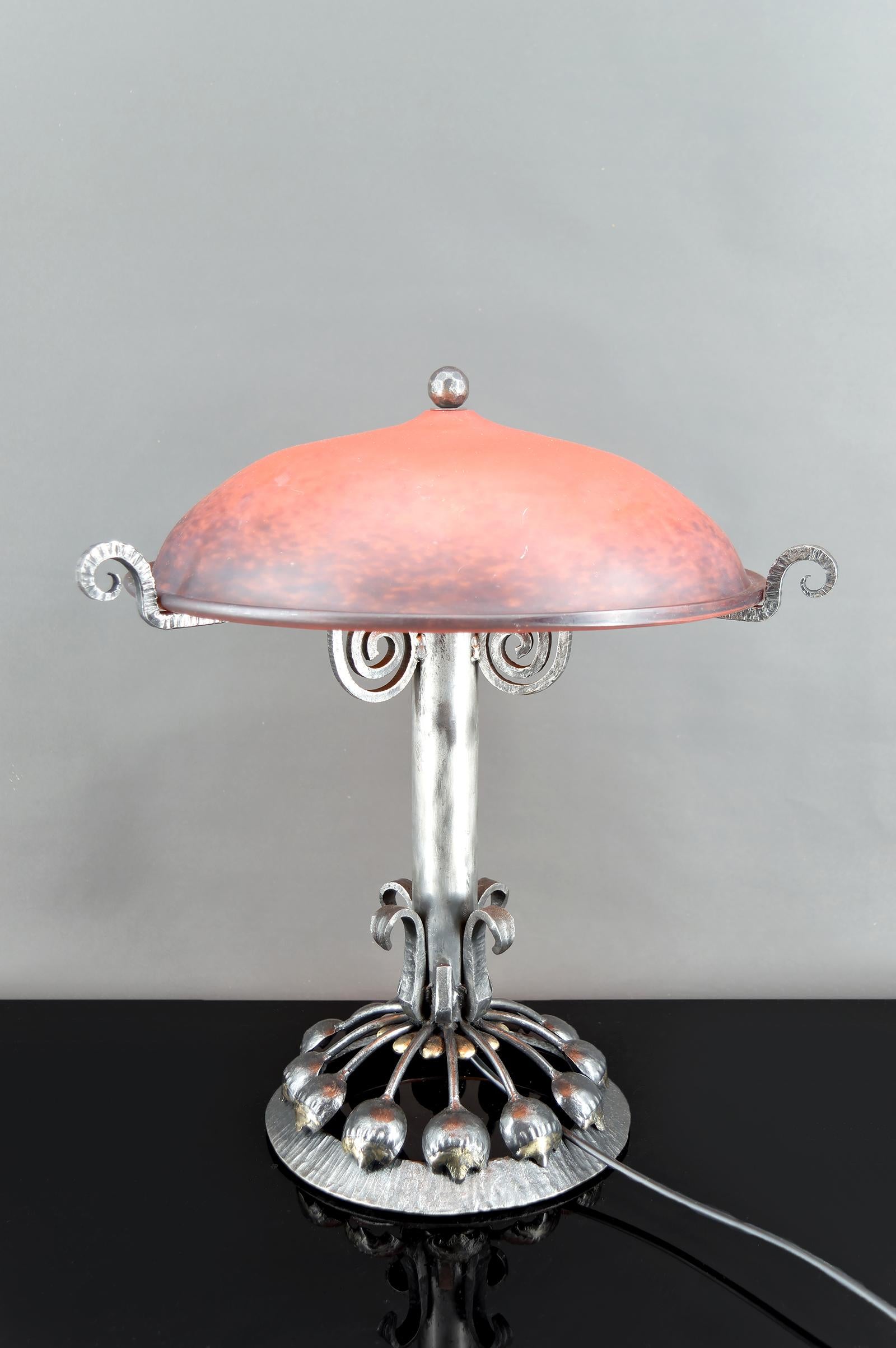 Enorme Lámpara Botánica Art Decó de Hierro Forjado, Cúpula de Cristal Rojo, Francia, Circa 1930 en venta 2