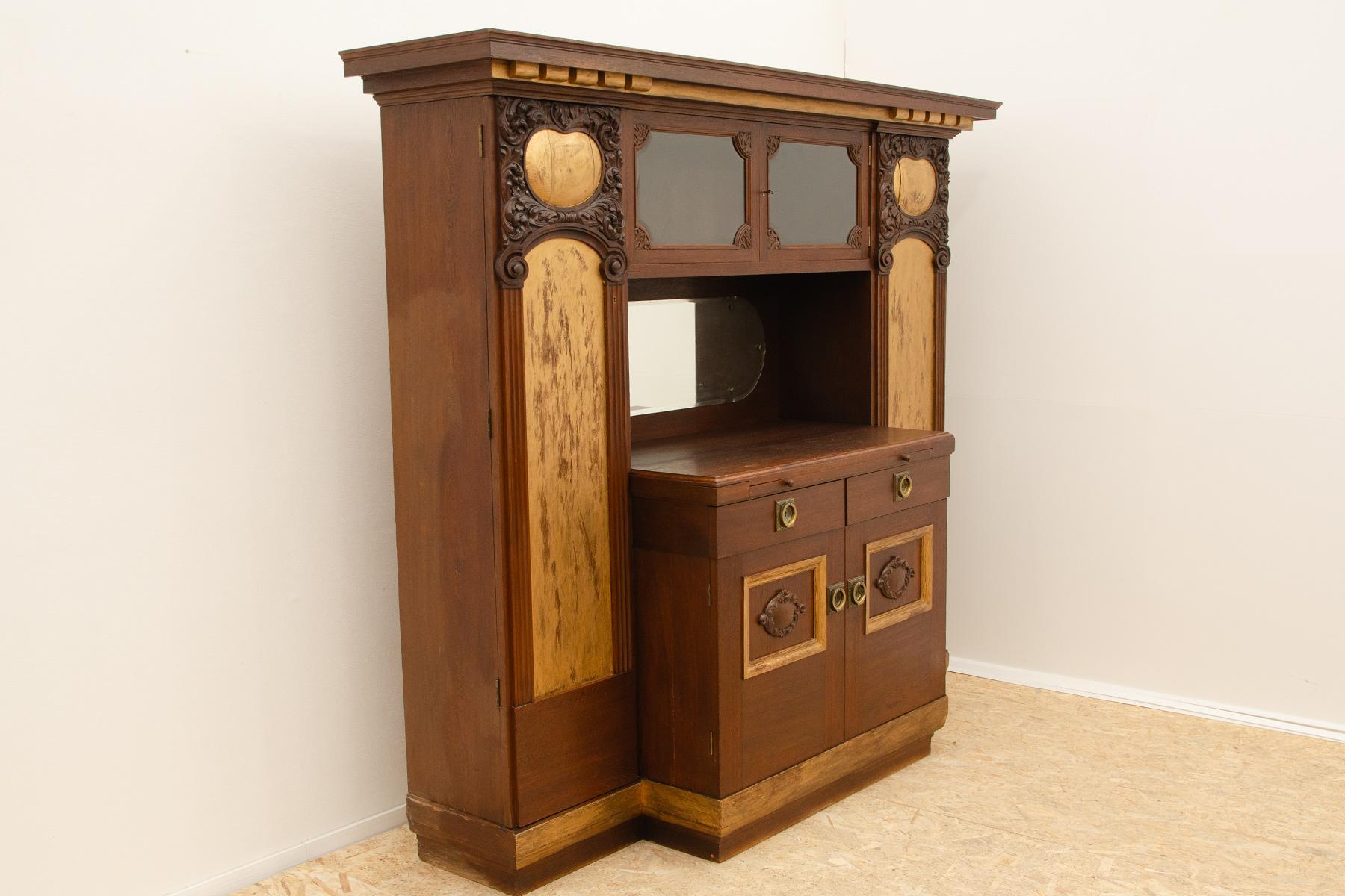 Questa credenza in stile Liberty è stata realizzata intorno al 1915 nel territorio dell'ex Austria-Ungheria. È realizzato in legno massiccio di quercia ed è caratterizzato da decorazioni tipiche dell'Art Nouveau, principalmente motivi floreali e