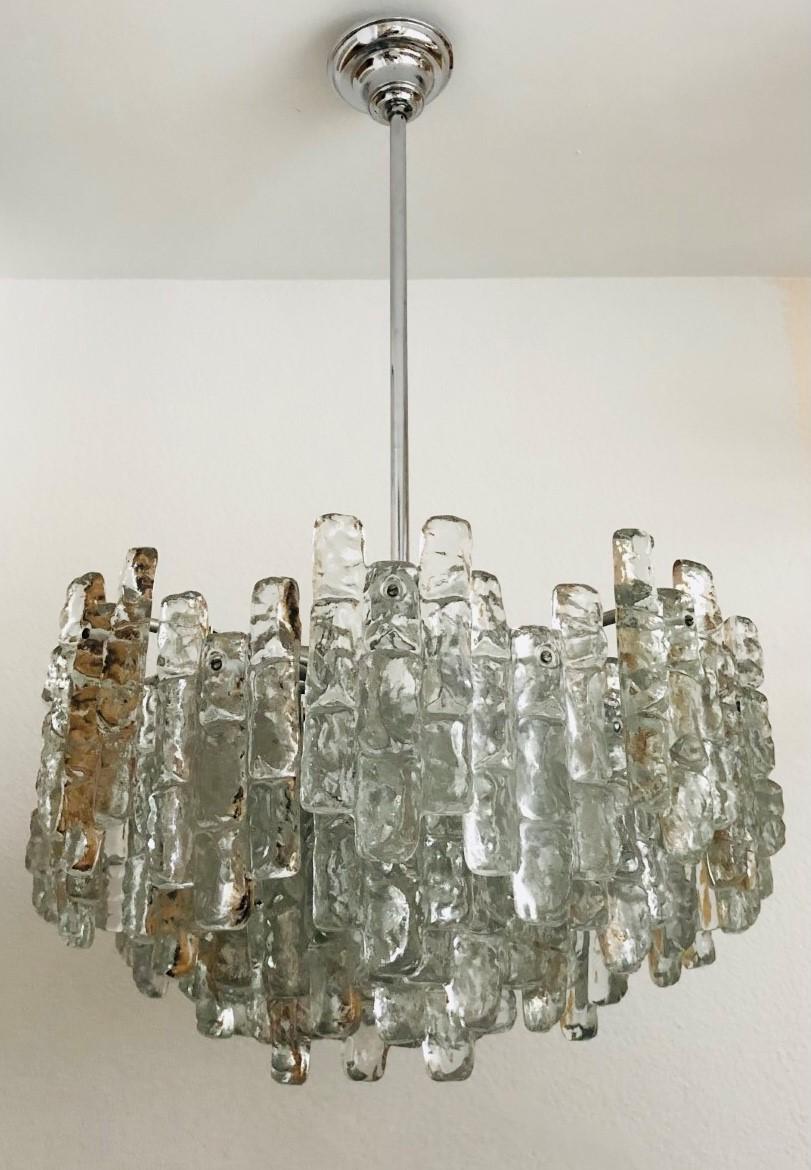 Large and gorgeous Austrian midcentury chandelier from 1970s. This chandelier was made during the 1970s in Austria by Kalmar.
This piece is composed by 36 units of Ice-glass blocks (H 21 cm 8.27 in. x W 10 cm 3.94 in.) and metal structure. We