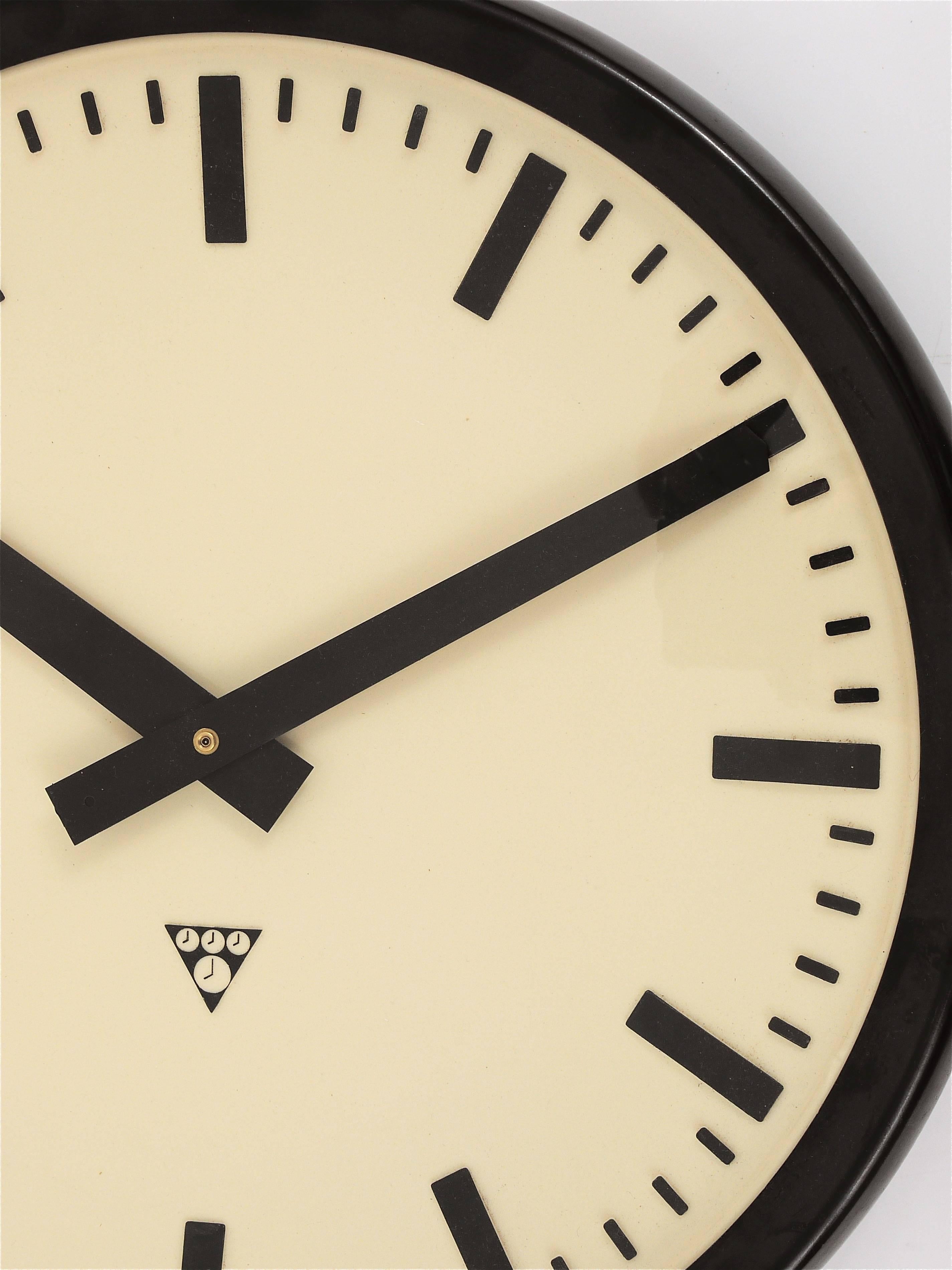 Grande horloge murale ronde industrielle de gare des années 1940 Bon état - En vente à Vienna, AT