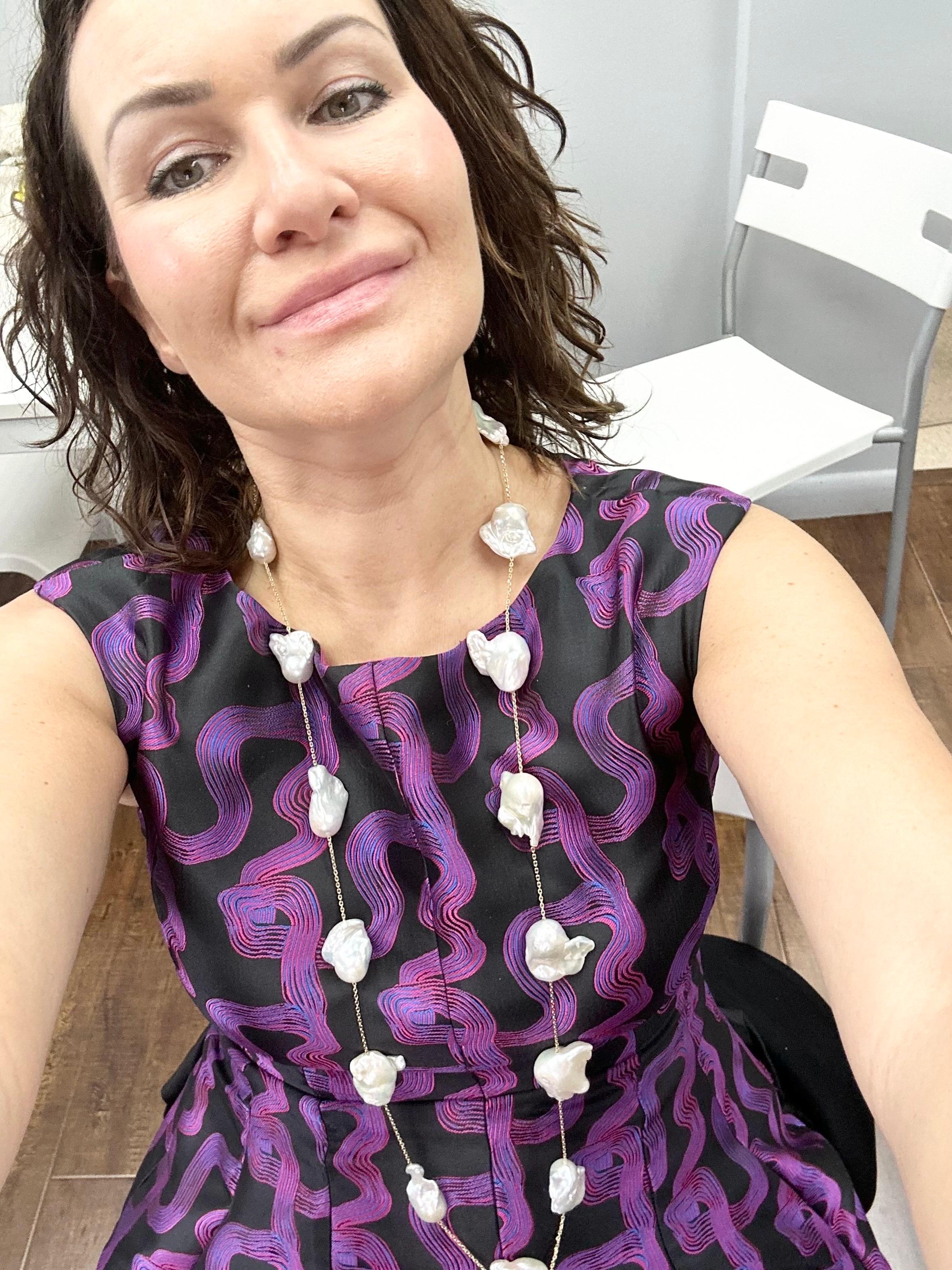 Taille pampille Grand collier de perles baroques en or 14 carats en vente