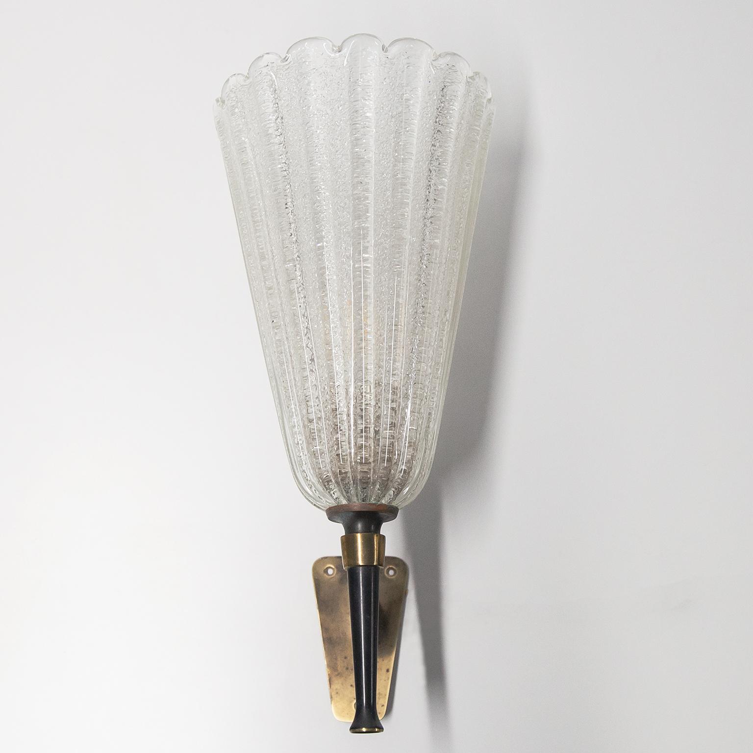 Applique en verre de Murano fabriquée par Barovier&Toso, Italie, années 1960.
Le verre est soufflé à la main et en verre clair et l'envers du luminaire est réalisé selon la technique Rugiada avec de minuscules fragments de verre pour diffuser la