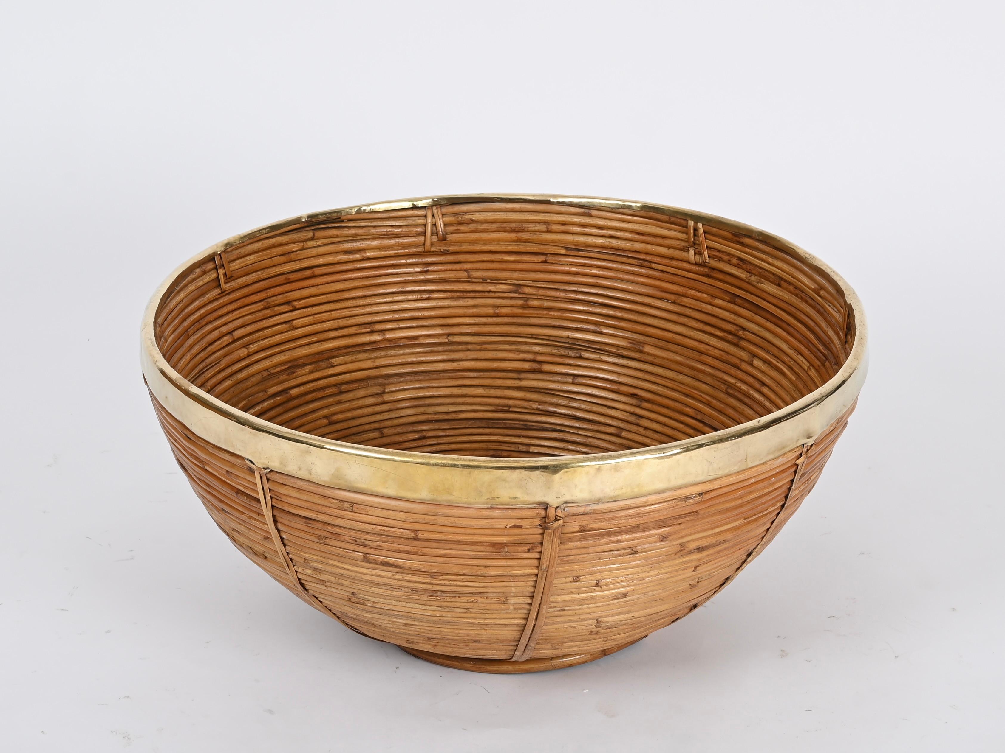 Mid-Century Modern Grand panier incurvé en rotin, laiton et osier de Vivai del Sud, Italie, années 1970 en vente