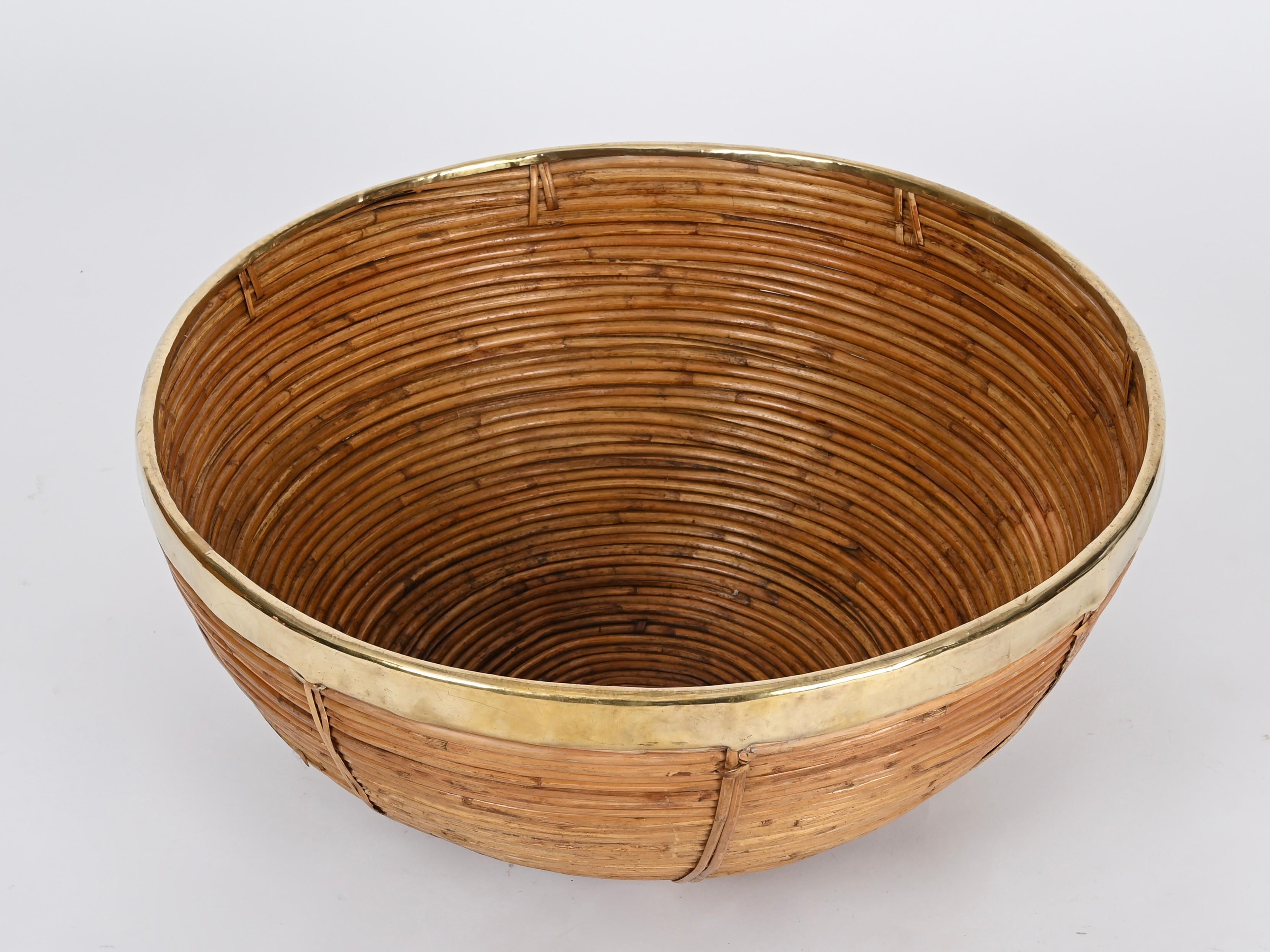 Fait main Grand panier incurvé en rotin, laiton et osier de Vivai del Sud, Italie, années 1970 en vente