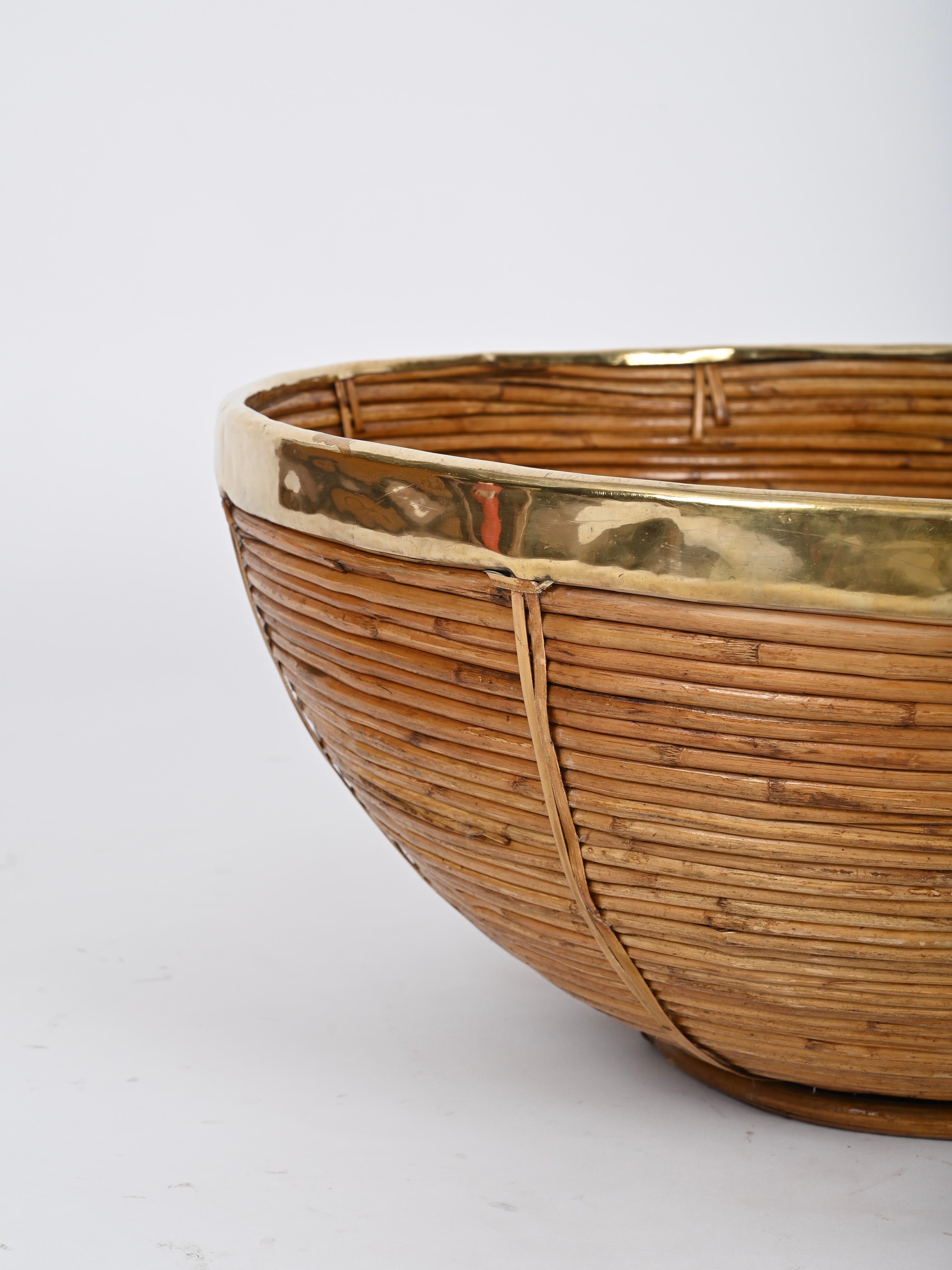 Grand panier incurvé en rotin, laiton et osier de Vivai del Sud, Italie, années 1970 Bon état - En vente à Roma, IT